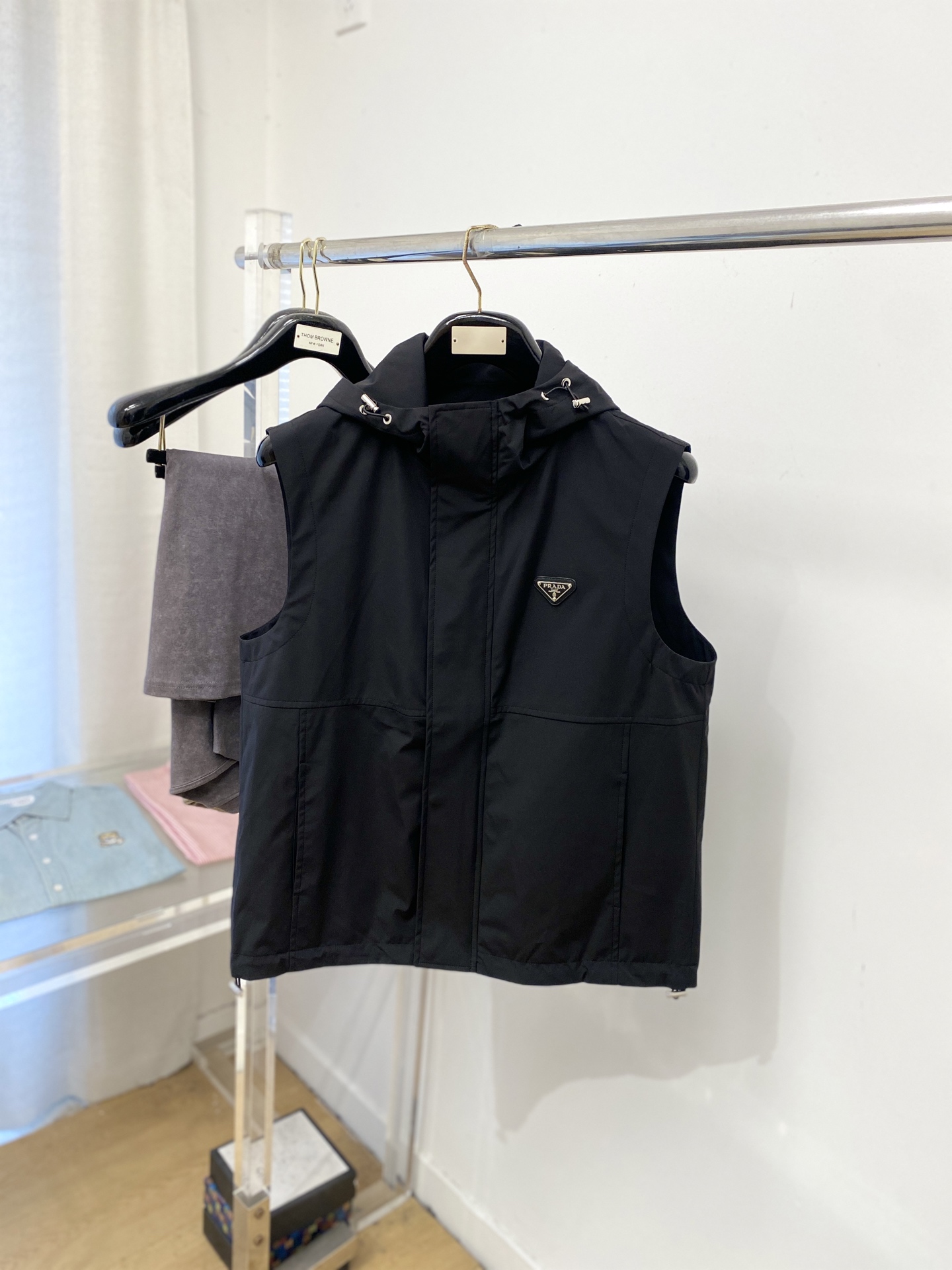 NO:691258,Prada, 2025 new jacket and vest jacket, fashionable and handsome, hardware decorated with triangle logo on the chest, simple and versatile style, customized original fabric, not only stiff and keeping the trendy silhouette, but also comfortable to wear, the yarn is more delicate, size M-3XL,, prada, jackets & coats, jackets & coats,19860909普拉达、2025新品夹克马甲外套,时尚帅气,胸前五金装饰三角标logo,简约百搭款,定制原版面料,不仅挺括,保持潮流的廓形,又穿着舒适,纱织更细腻,码数M-3XL,,prada,jackets & coats,jackets & coats,,Men's clothing