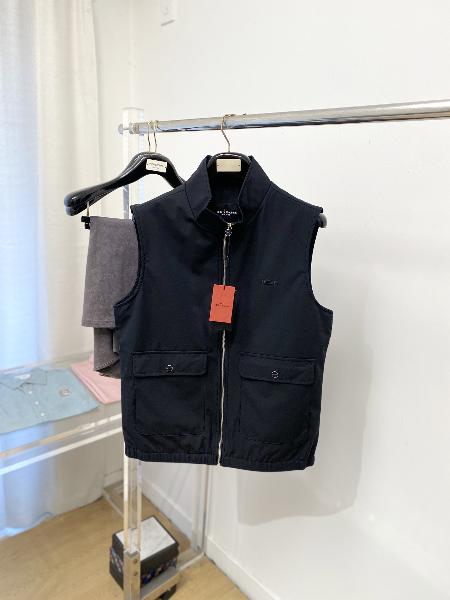 NO:691260,Kiton, 2025 new jacket vest jacket, fashionable and handsome, with embossed rubber letters logo on the chest, simple and versatile, customized original fabric, not only crisp and trendy silhouette, but also comfortable to wear, more delicate yarn weaving, size M-3XL,,jackets & coats,jackets & coats,19860909Kiton、2025新品夹克马甲外套,时尚帅气,胸前设计凹凸印胶字母logo,简约百搭款,定制原版面料,不仅挺括,保持潮流的廓形,又穿着舒适,纱织更细腻,码数M-3XL,,jackets & coats,jackets & coats,,Men's clothing