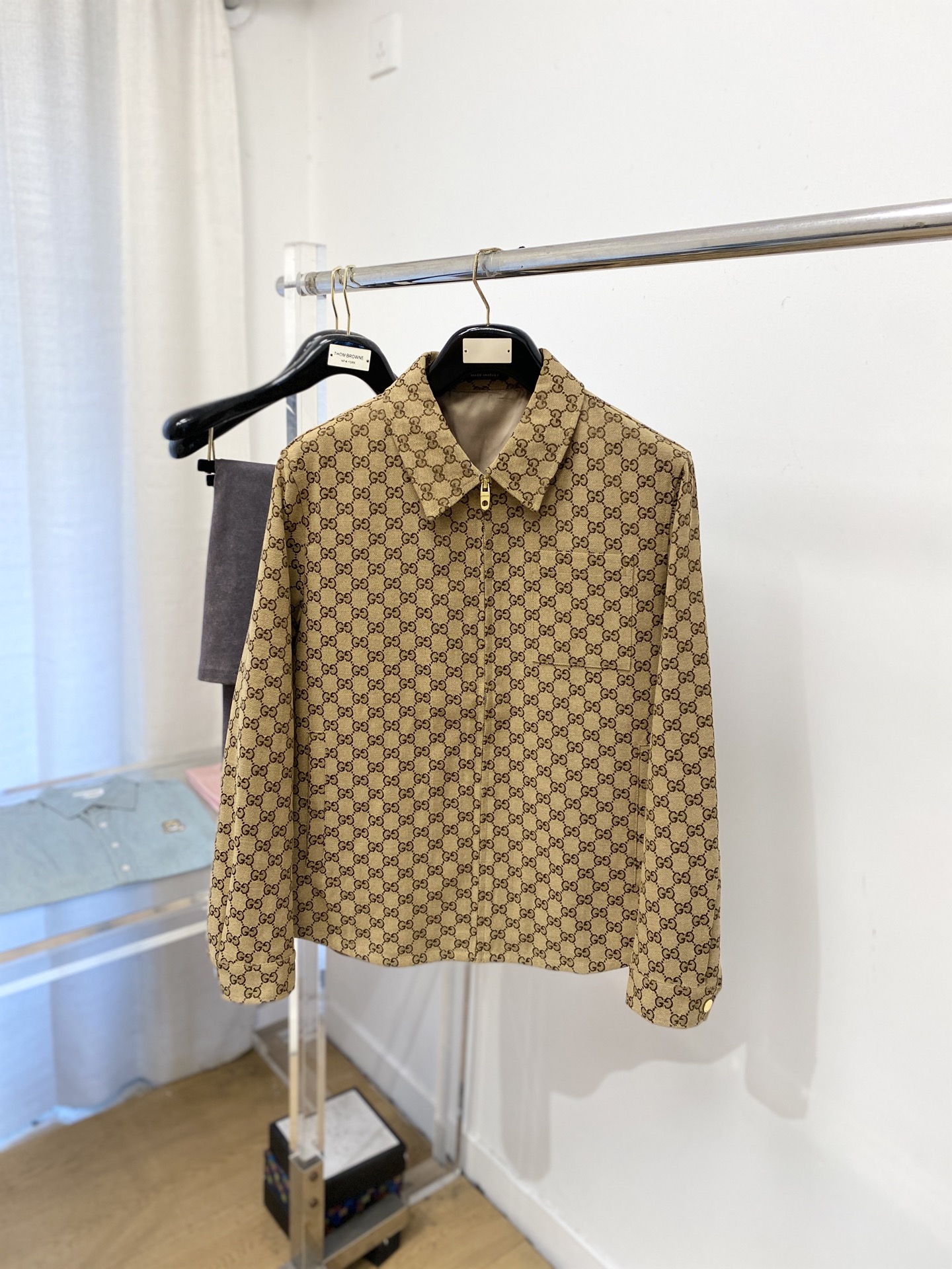 NO:690639,Gucci, 2025 new jacket denim jacket, fashionable and handsome, original hardware accessories logo, simple and versatile, customized original fabric, not only crisp and trendy silhouette, but also comfortable to wear, more delicate yarn weave, size M-3XL,,jackets & coats,jackets & coats,19860909古奇、2025新品夹克牛仔外套,时尚帅气,原版五金辅料logo,简约百搭款,定制原版面料,不仅挺括,保持潮流的廓形,又穿着舒适,纱织更细腻,码数M-3XL,,jackets & coats,jackets & coats,,Men's clothing