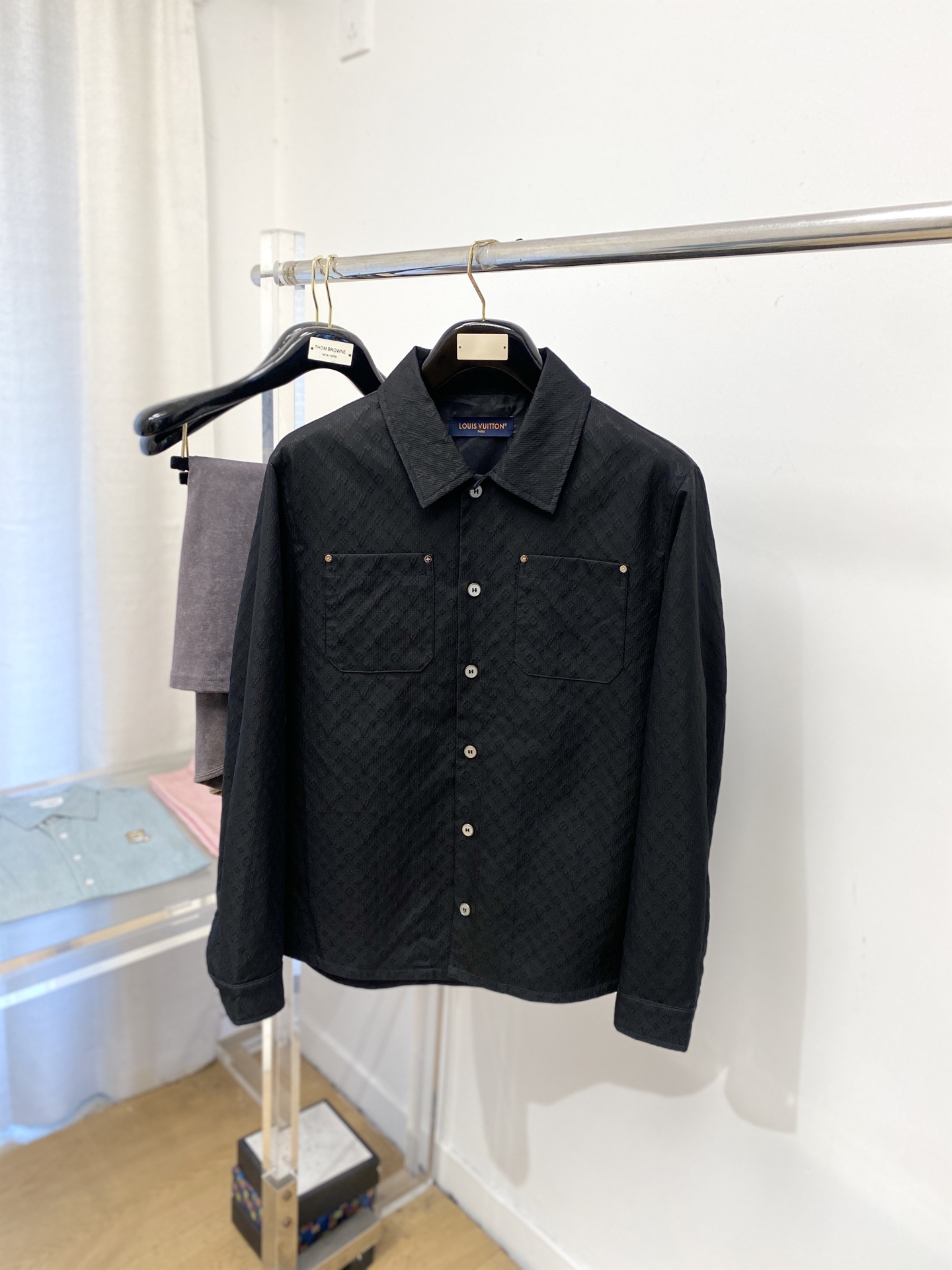 NO:691266,Louis Vuitton, 2025 new shirt jacket, fashionable and handsome, top digital positioning custom-woven pattern letter logo, simple and versatile, customized original fabric, not only crisp and trendy silhouette, but also comfortable to wear, more delicate yarn weaving, size M-3XL,, louis vuitton, jackets & coats, shirts,19860909路易威登、2025新品衬衫外套,时尚帅气,顶级数码定位定织图案字母logo,简约百搭款,定制原版面料,不仅挺括,保持潮流的廓形,又穿着舒适,纱织更细腻,码数M-3XL,,louis vuitton,jackets & coats,shirts,,Men's clothing