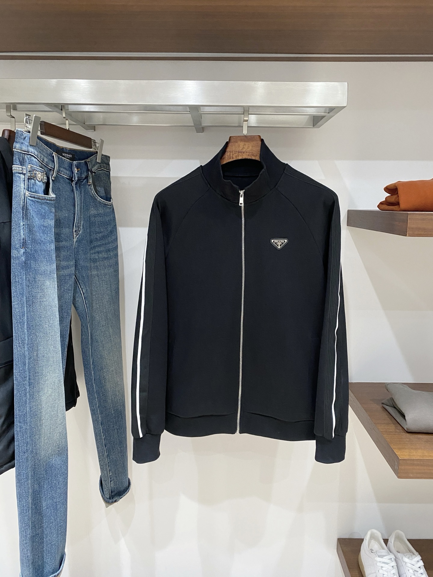 NO:690650,Prada, 2025 new sweatshirt jacket, handsome and fashionable, with triangular logo on the chest hardware, simple and versatile. The cotton fabric is not only crisp and maintains the trendy silhouette, but also comfortable to wear, and the yarn is more delicate. Size M-4XL. Buy now, prada, hoodie, sweatshirts, jackets & coats,19860909普拉达、2025新品卫衣外套,帅气时尚,胸前五金装饰三角标logo,简约百搭款.面料棉 不仅挺括,保持潮流的廓形,又穿着舒适,纱织更细腻,码数M-4XL  立即抢购,,prada,hoodie,sweatshirts,jackets & coats,,Men's clothing