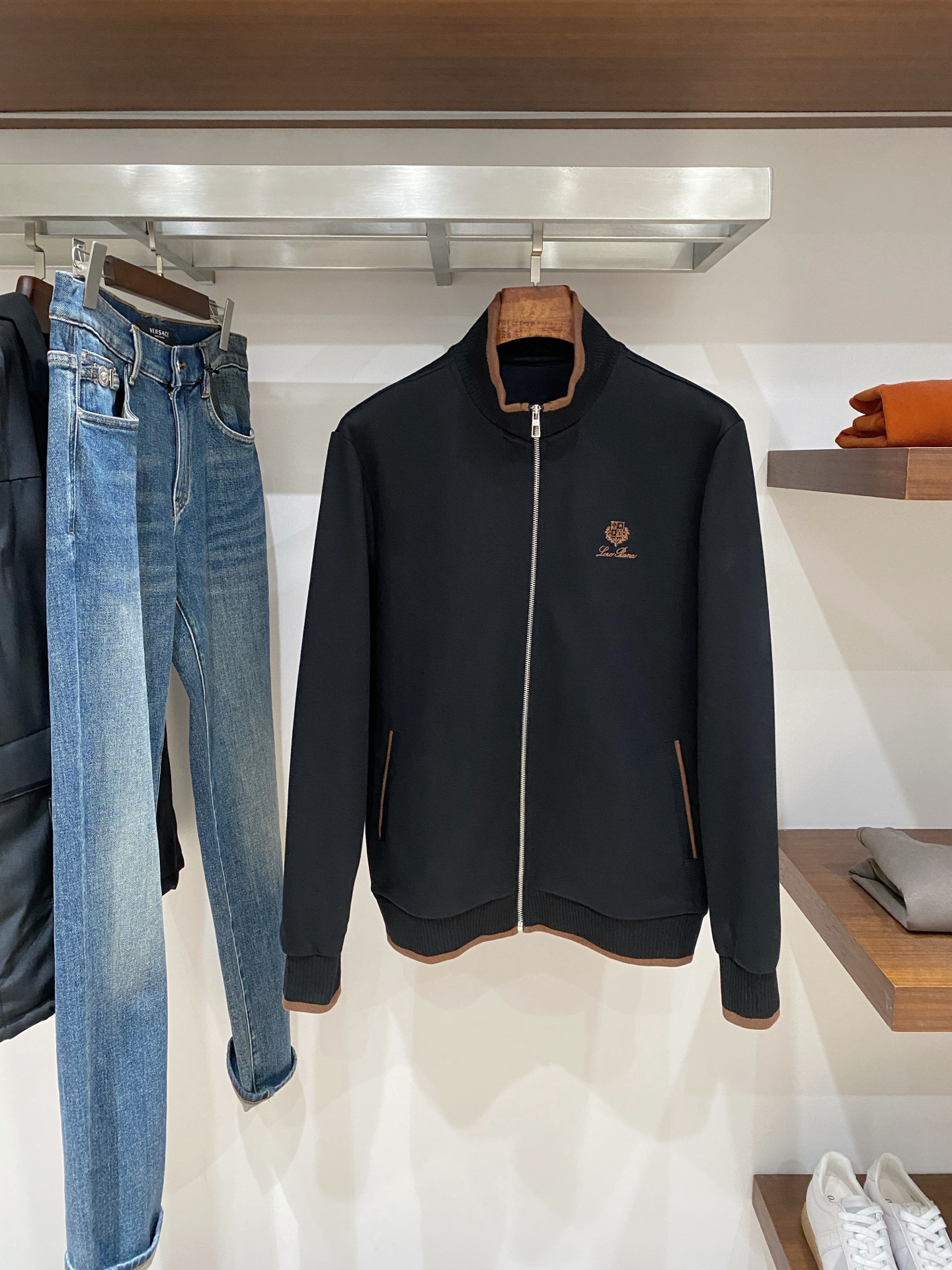 NO:690657,LP, 2025 new sweatshirt jacket, handsome and fashionable, exquisite embroidery pattern letter logo on the chest, simple and versatile. The fabric cotton is not only crisp and maintains the trendy silhouette, but also comfortable to wear, and the yarn is more delicate. Size M-4XL. Buy now, loro piana, hoodie, sweatshirts, jackets & coats,19860909LP、2025新品卫衣外套,帅气时尚,胸前精致刺绣图案字母logo,简约百搭款.面料棉 不仅挺括,保持潮流的廓形,又穿着舒适,纱织更细腻,码数M-4XL  立即抢购,,loro piana,hoodie,sweatshirts,jackets & coats,,Men's clothing