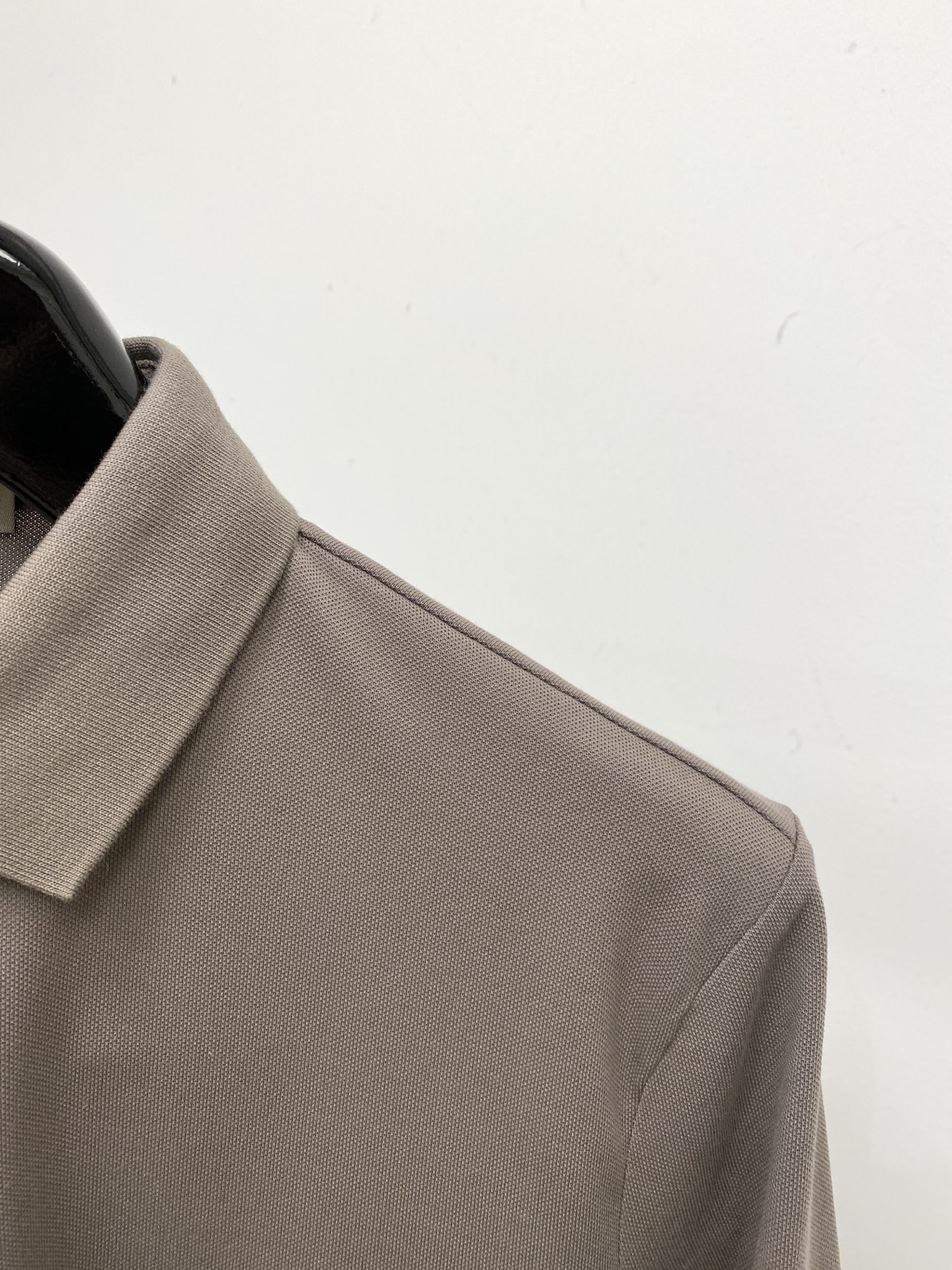 🌾退换蒙口、2025新品长袖，帅气时尚，胸前刺绣装饰图案logo，简约百搭款。面料棉 不仅挺括，保持潮流