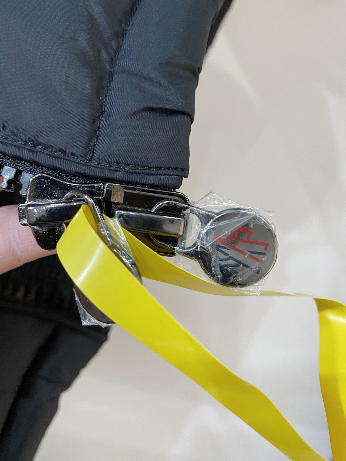 蒙口、2025最新款男士羽绒服、面料柔软舒适 ．上身版型超赞 ．拉链．辅料都是客供 、进口面料，轻便舒适