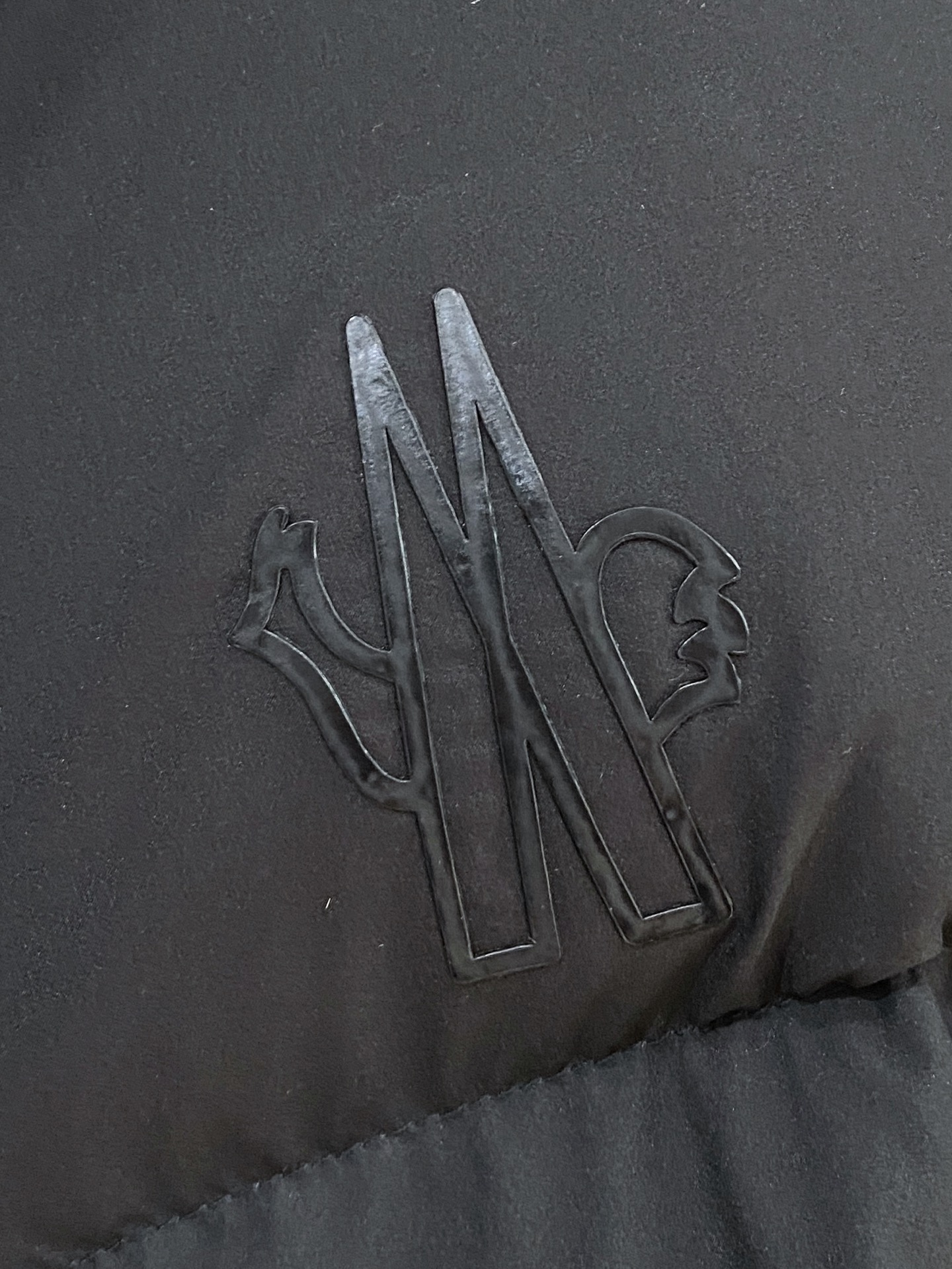 蒙口、2025最新款男士羽绒服、面料柔软舒适 ．上身版型超赞 ．拉链．辅料都是客供 、进口面料，轻便舒适