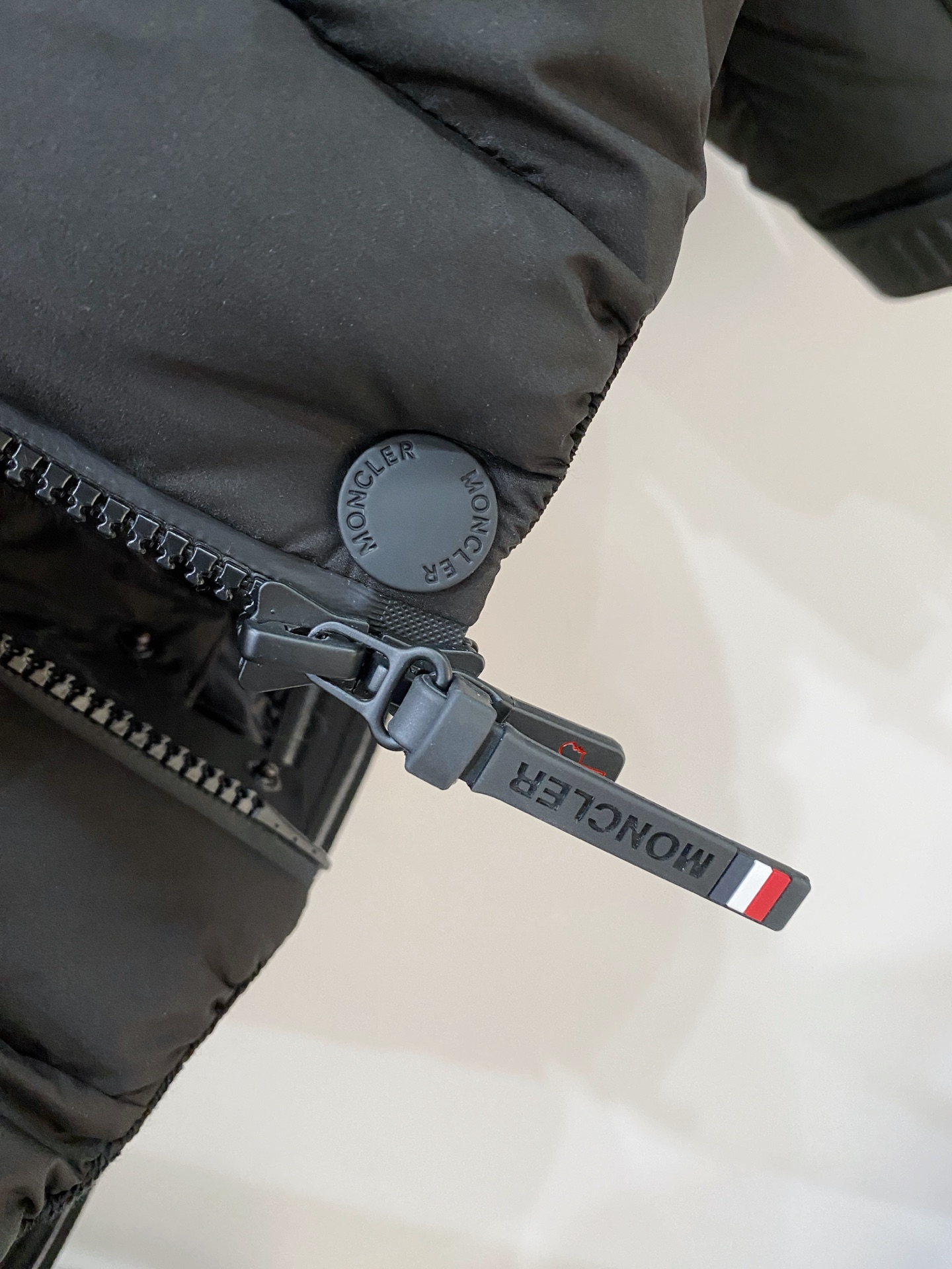 蒙口、2025最新款男士羽绒服、面料柔软舒适 ．上身版型超赞 ．拉链．辅料都是客供 、进口面料，轻便舒适