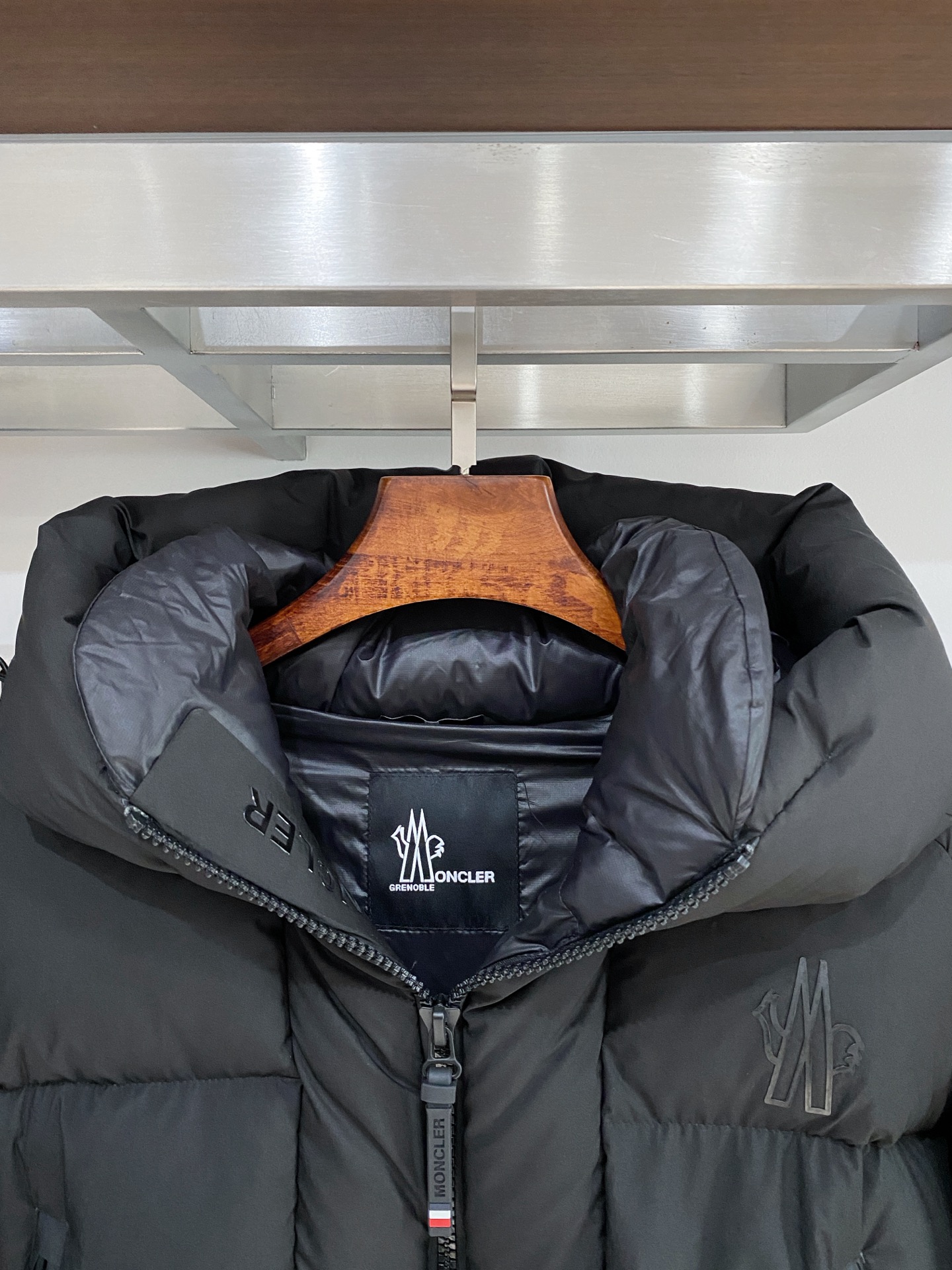 蒙口、2025最新款男士羽绒服、面料柔软舒适 ．上身版型超赞 ．拉链．辅料都是客供 、进口面料，轻便舒适