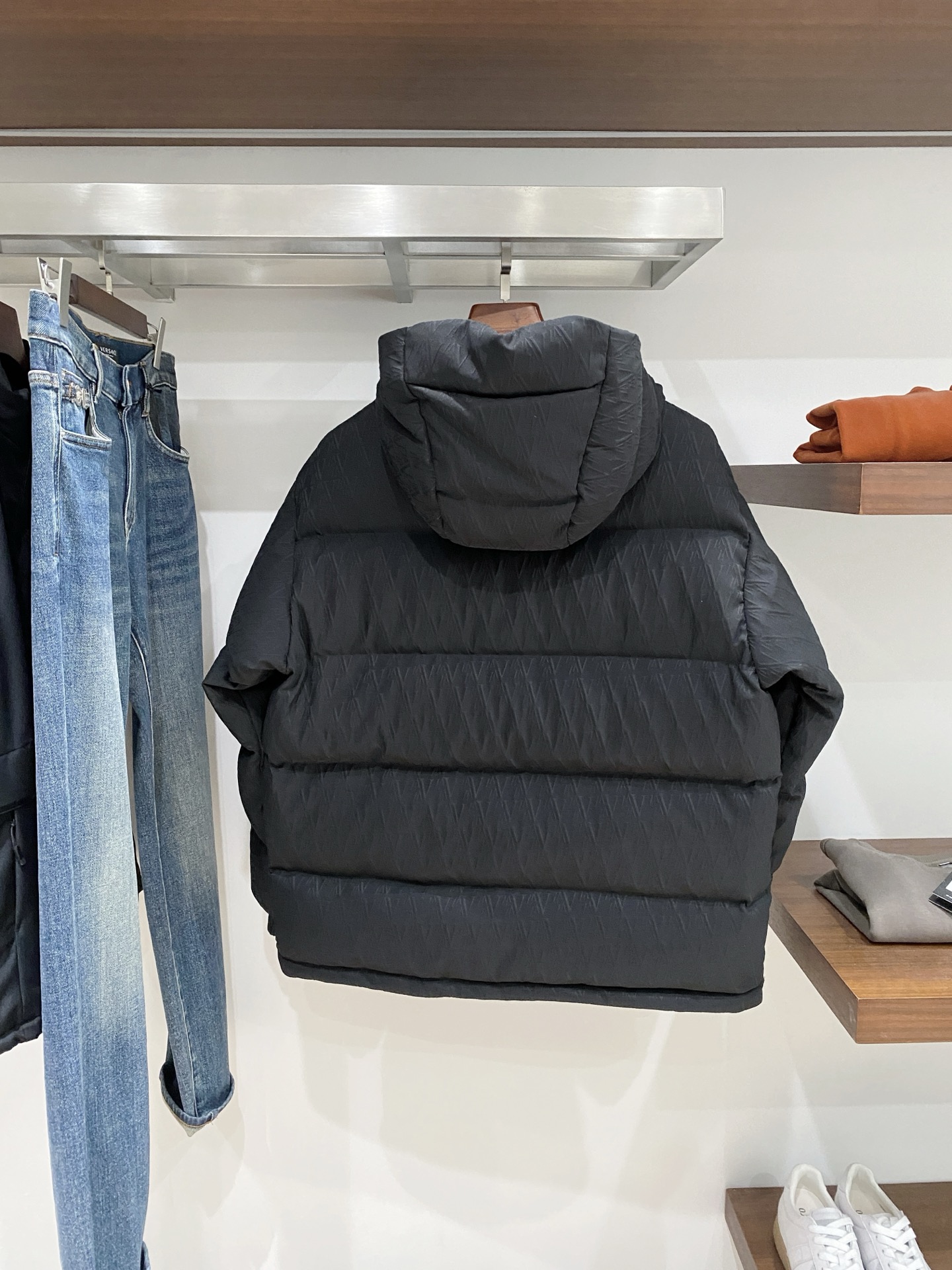 路易威登、2025最新款男士羽绒服、面料柔软舒适 ．上身版型超赞 ．拉链．辅料都是客供 、进口面料，轻便