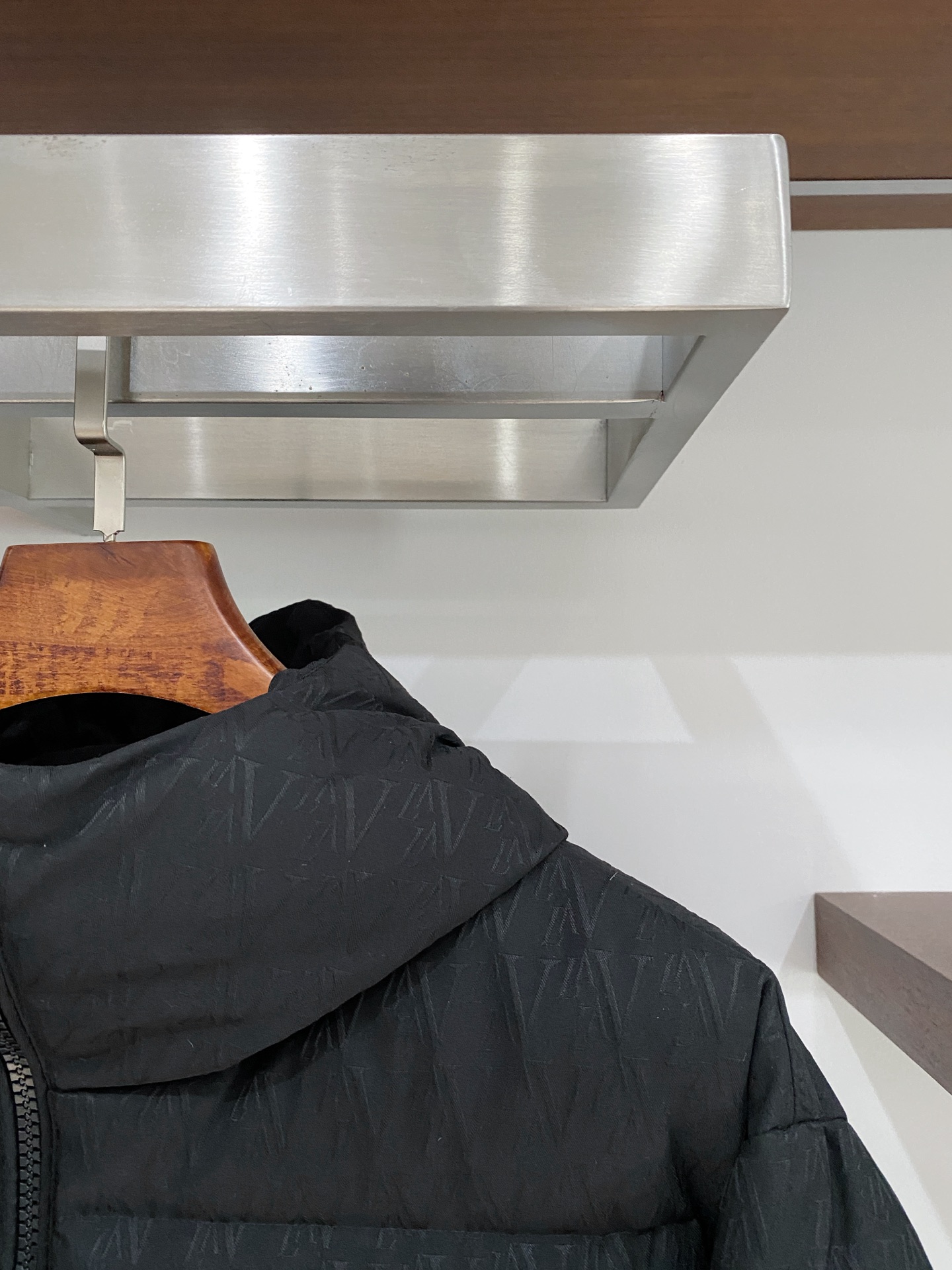 路易威登、2025最新款男士羽绒服、面料柔软舒适 ．上身版型超赞 ．拉链．辅料都是客供 、进口面料，轻便