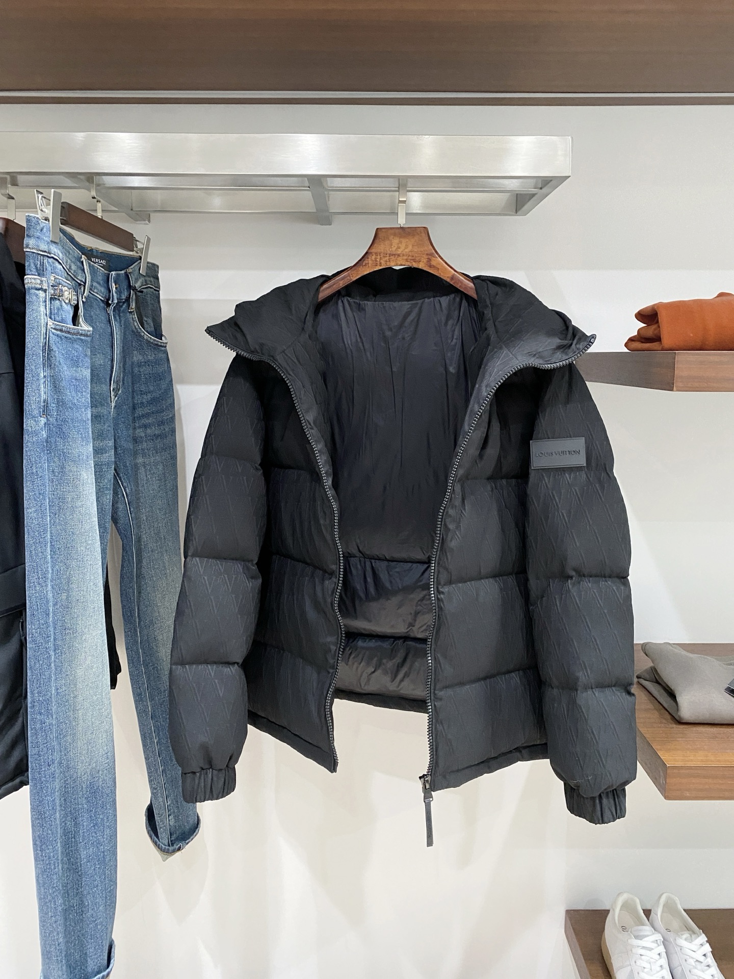 路易威登、2025最新款男士羽绒服、面料柔软舒适 ．上身版型超赞 ．拉链．辅料都是客供 、进口面料，轻便