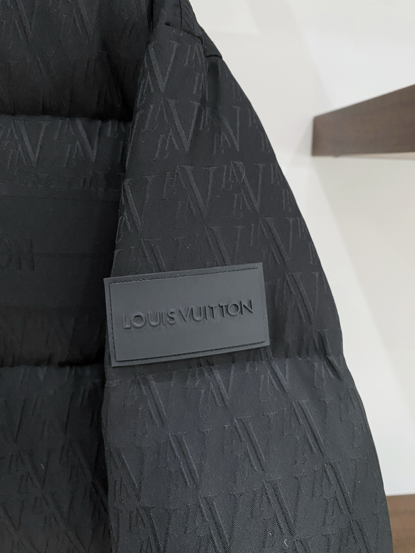 路易威登、2025最新款男士羽绒服、面料柔软舒适 ．上身版型超赞 ．拉链．辅料都是客供 、进口面料，轻便