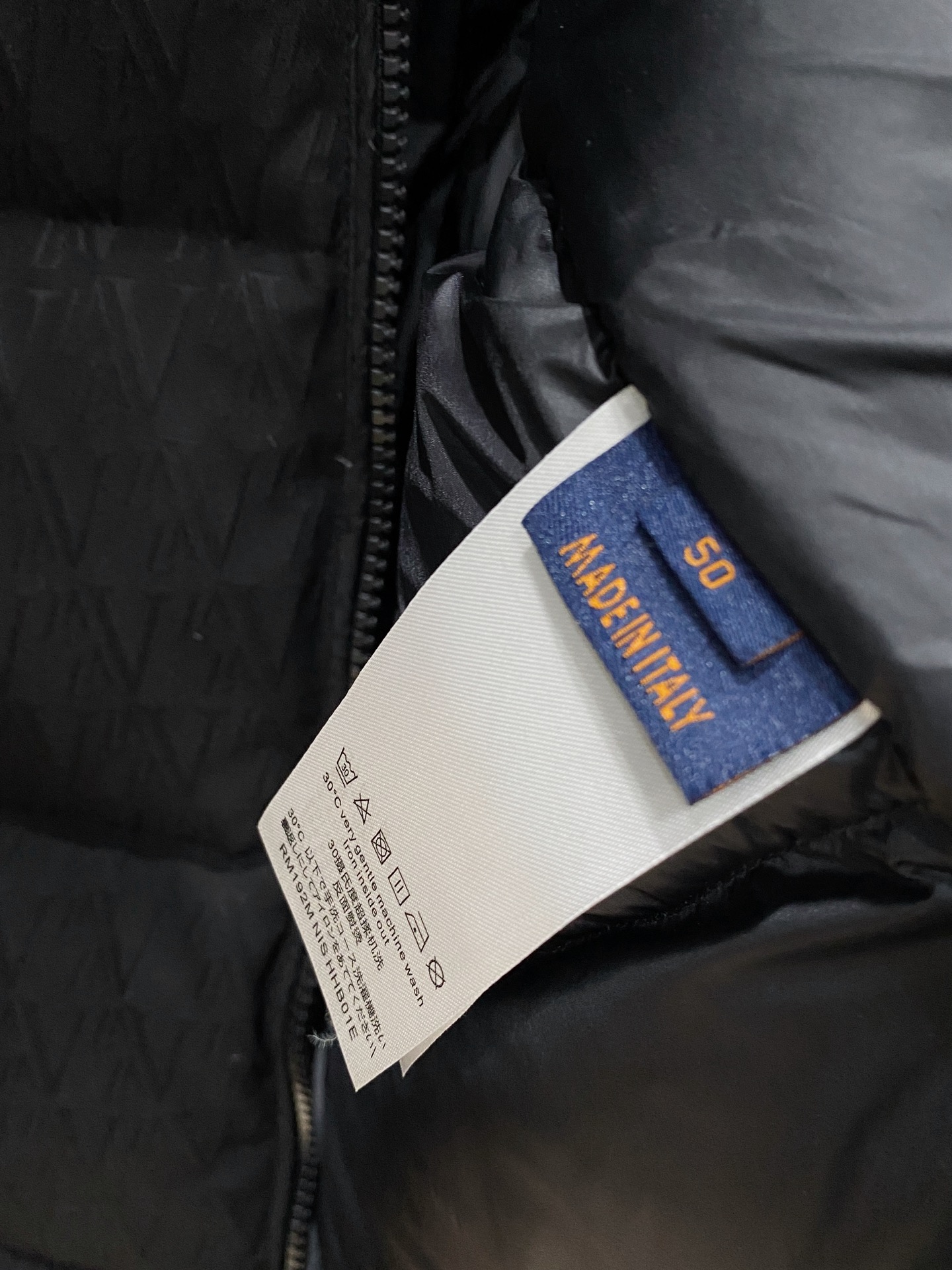 路易威登、2025最新款男士羽绒服、面料柔软舒适 ．上身版型超赞 ．拉链．辅料都是客供 、进口面料，轻便