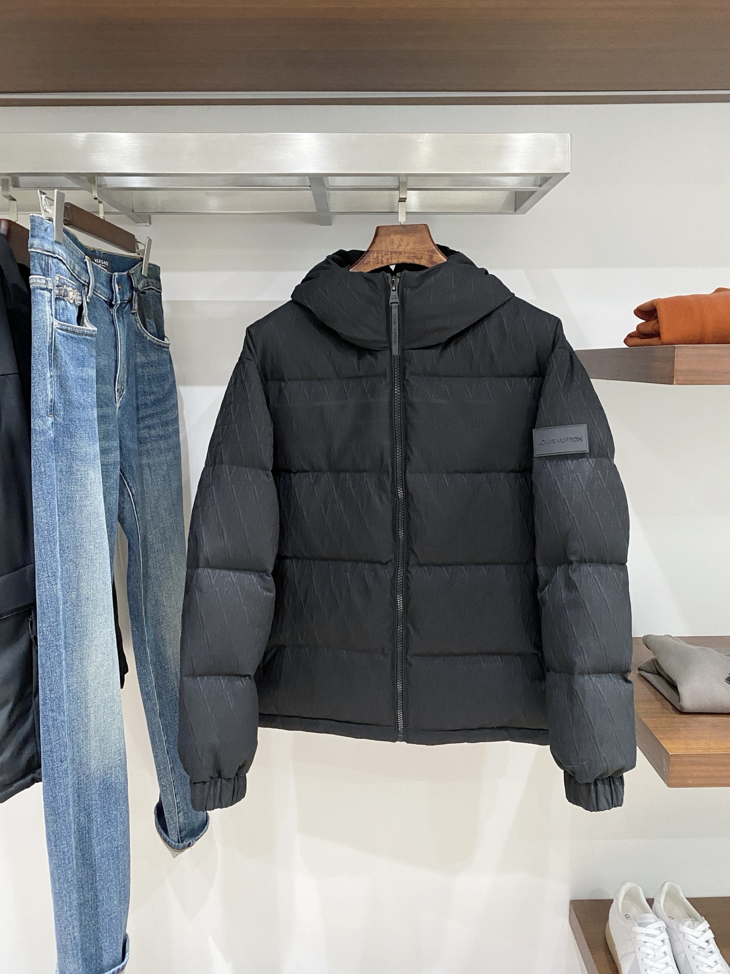 路易威登、2025最新款男士羽绒服、面料柔软舒适 ．上身版型超赞 ．拉链．辅料都是客供 、进口面料，轻便