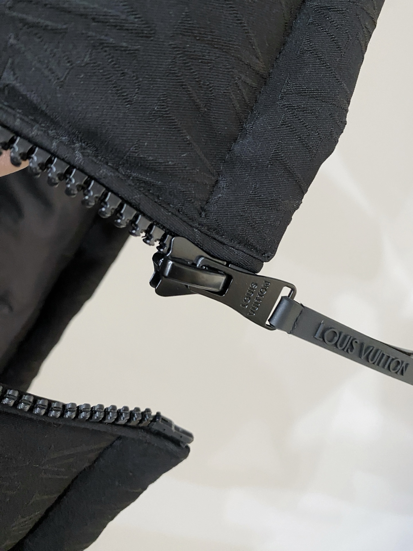 路易威登、2025最新款男士羽绒服、面料柔软舒适 ．上身版型超赞 ．拉链．辅料都是客供 、进口面料，轻便