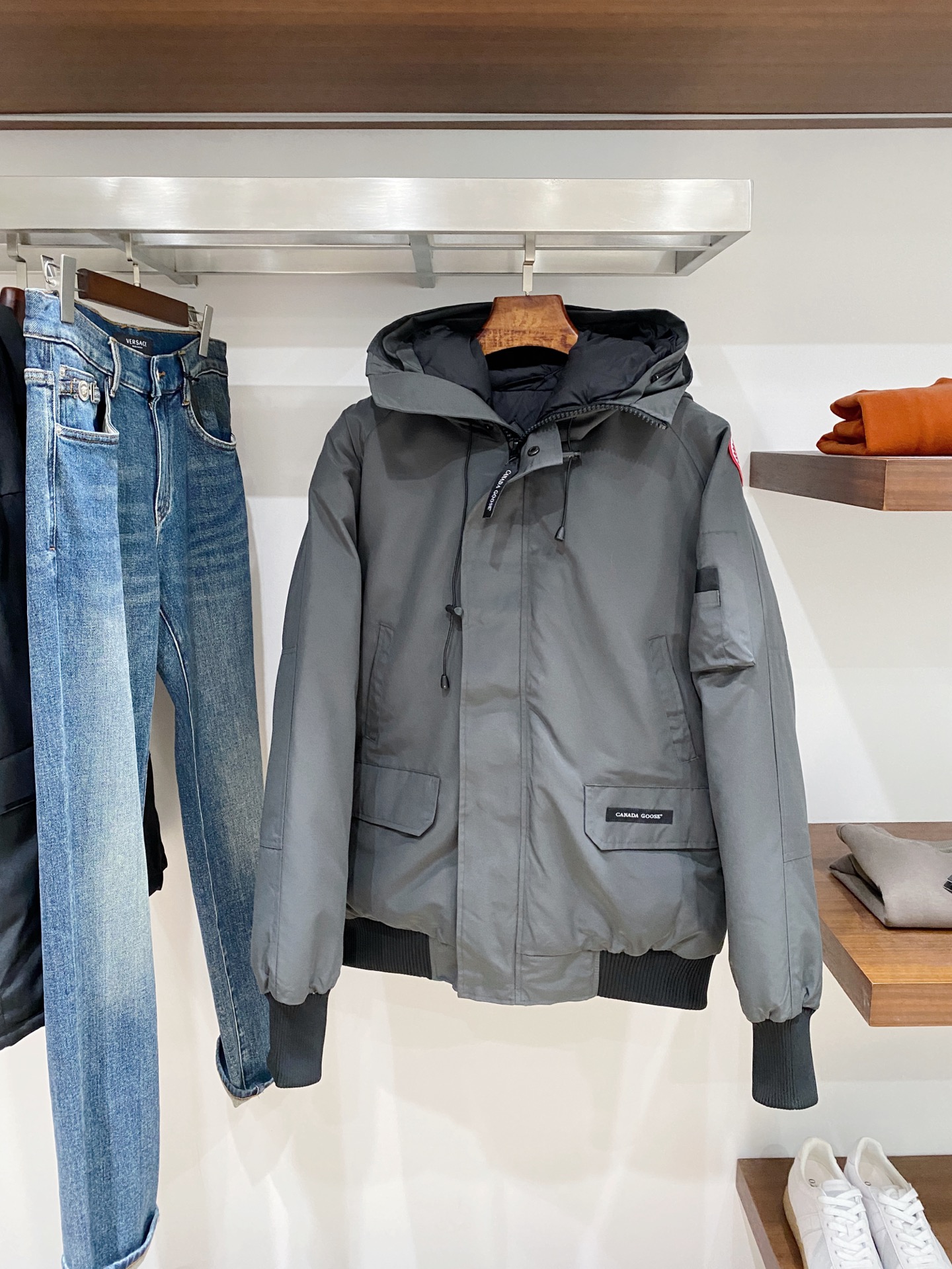 加拿大鹅🇨🇦、2025最新款男士羽绒服、面料柔软舒适 ．上身版型超赞 ．拉链．辅料都是客供 、进口面料，