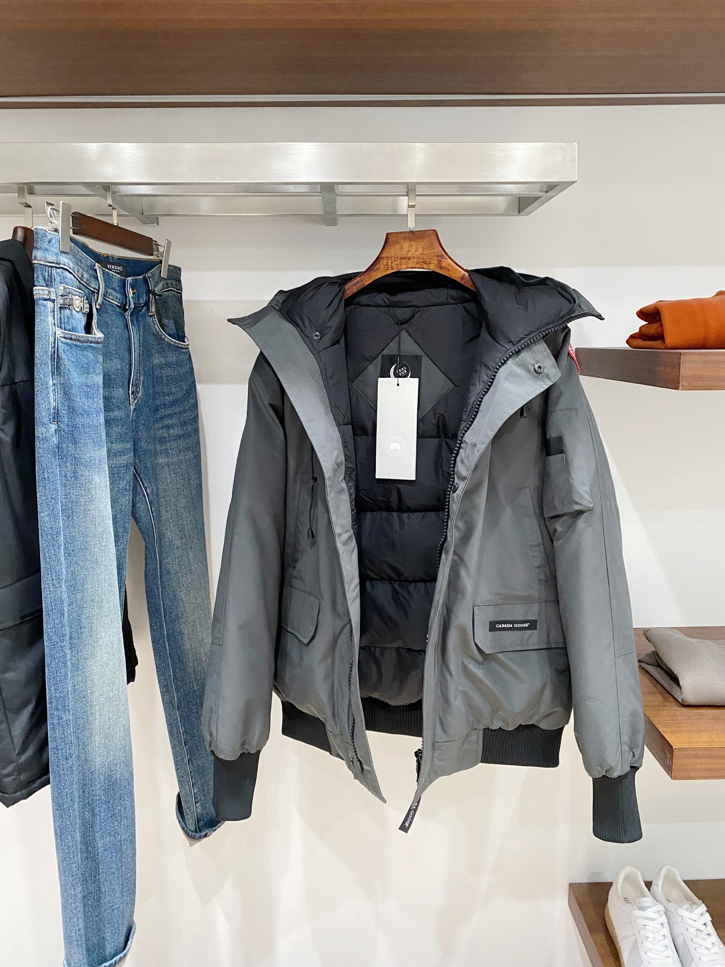 加拿大鹅🇨🇦、2025最新款男士羽绒服、面料柔软舒适 ．上身版型超赞 ．拉链．辅料都是客供 、进口面料，