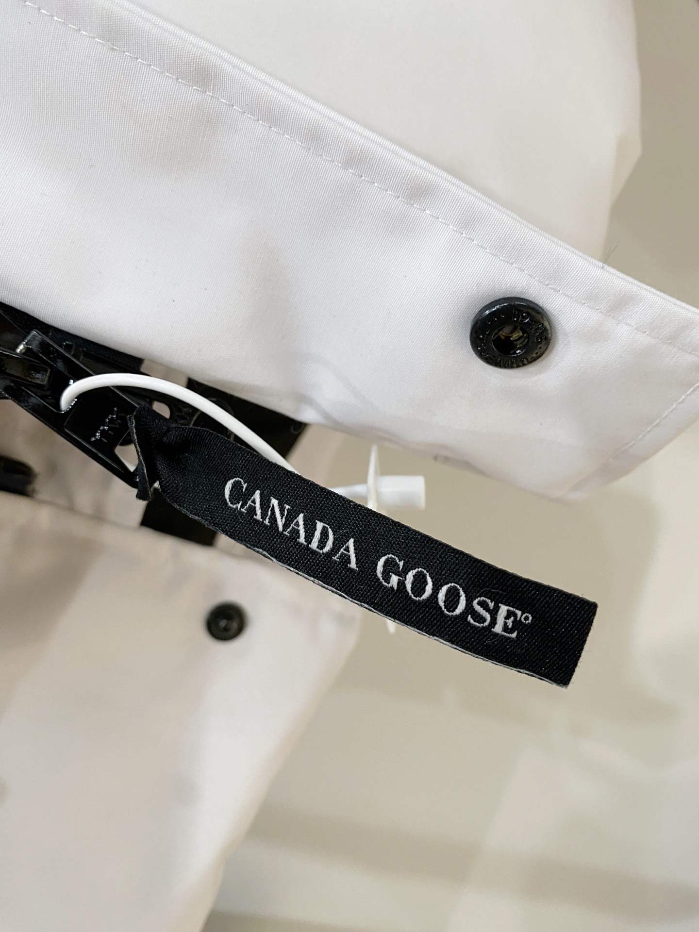 加拿大鹅🇨🇦、2025最新款男士羽绒服、面料柔软舒适 ．上身版型超赞 ．拉链．辅料都是客供 、进口面料，