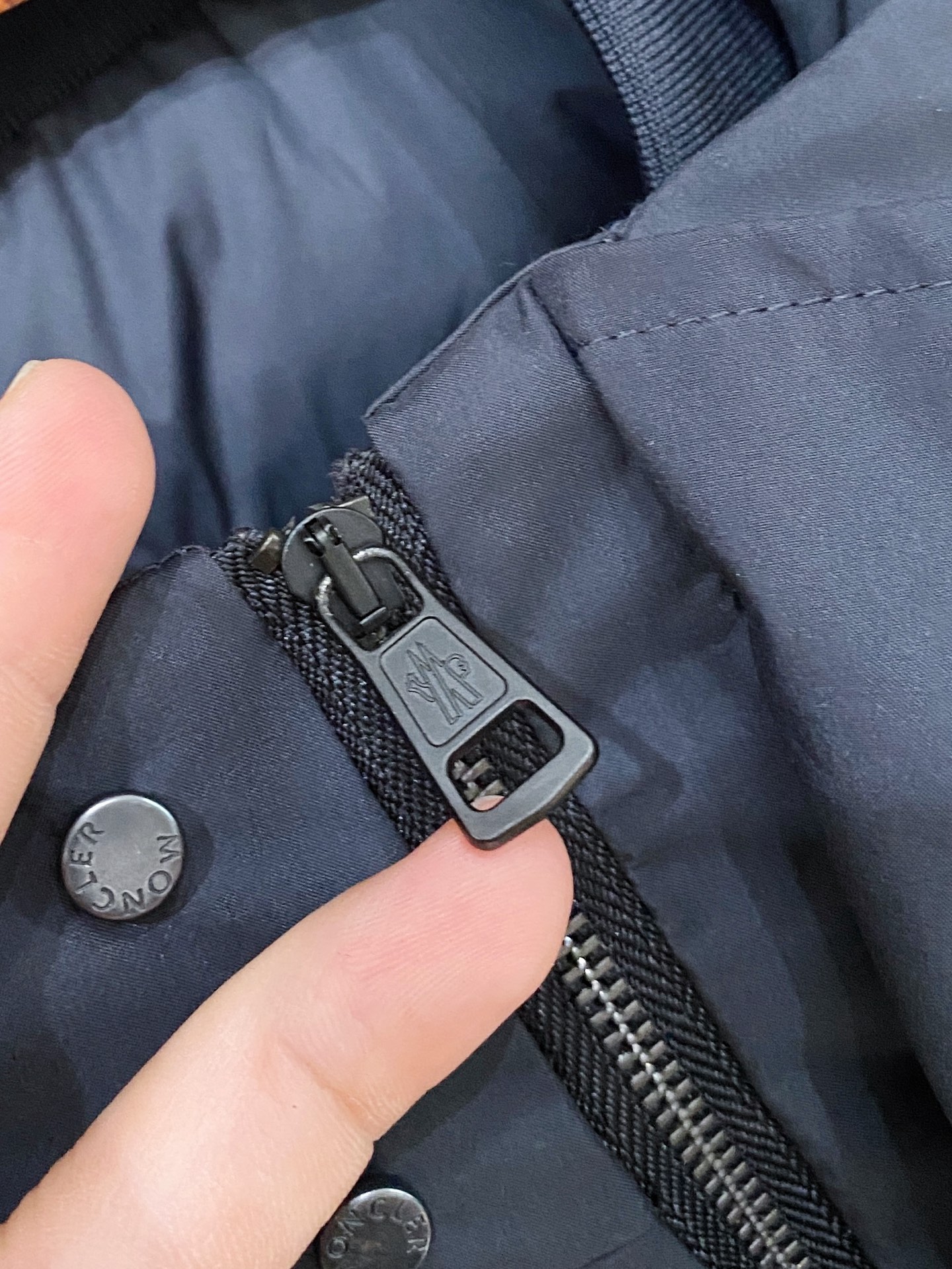 蒙口、2025最新款中长款男士羽绒服、面料柔软舒适 ．上身版型超赞 ．拉链．辅料都是客供 、进口面料，轻