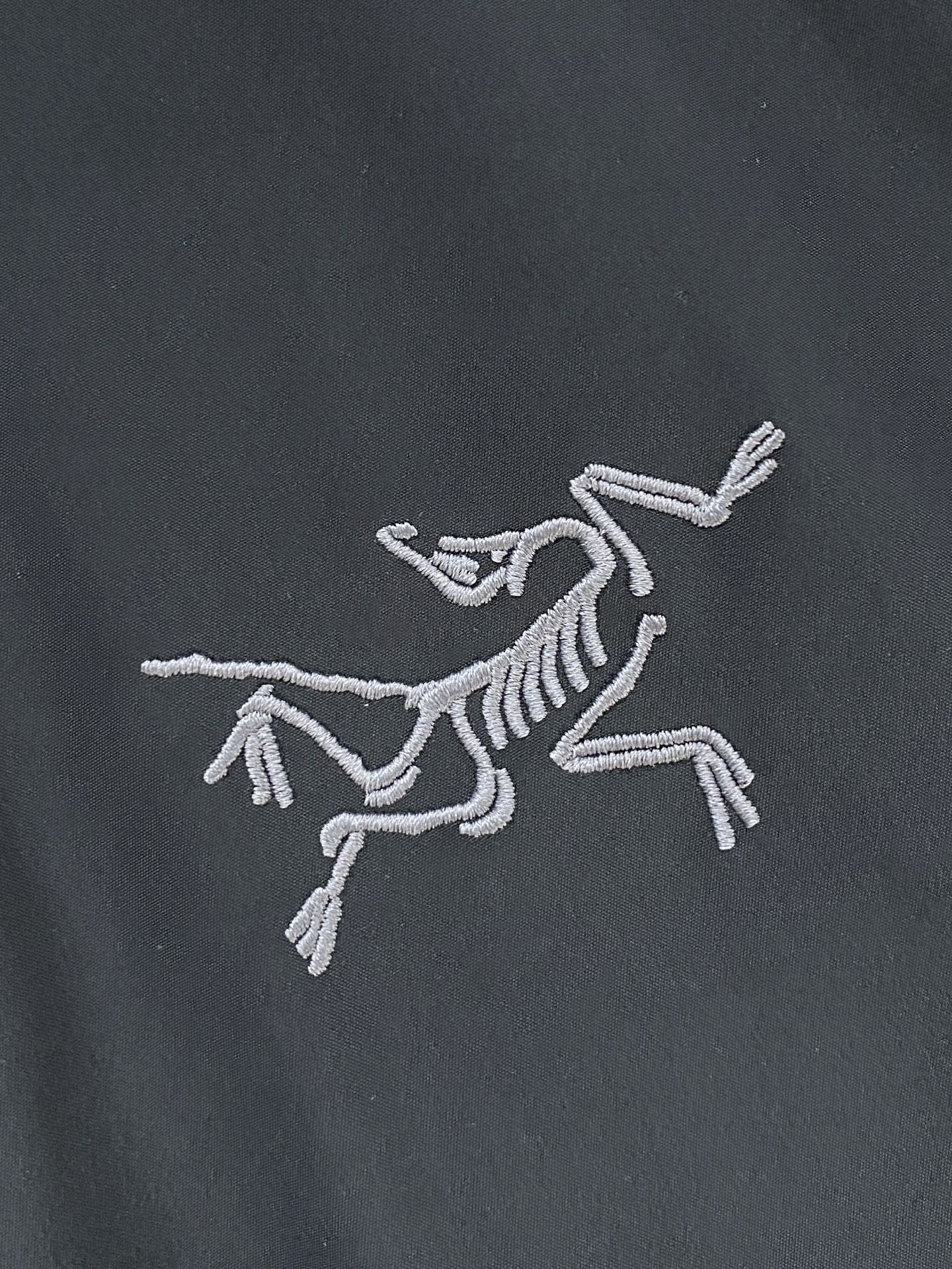 始祖鸟、2025最新款男士羽绒服、面料柔软舒适 ．上身版型超赞 ．拉链．辅料都是客供 、进口面料，轻便舒