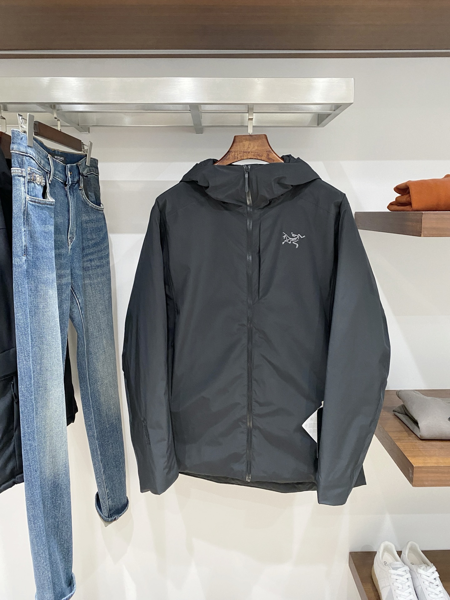 始祖鸟、2025最新款男士羽绒服、面料柔软舒适 ．上身版型超赞 ．拉链．辅料都是客供 、进口面料，轻便舒