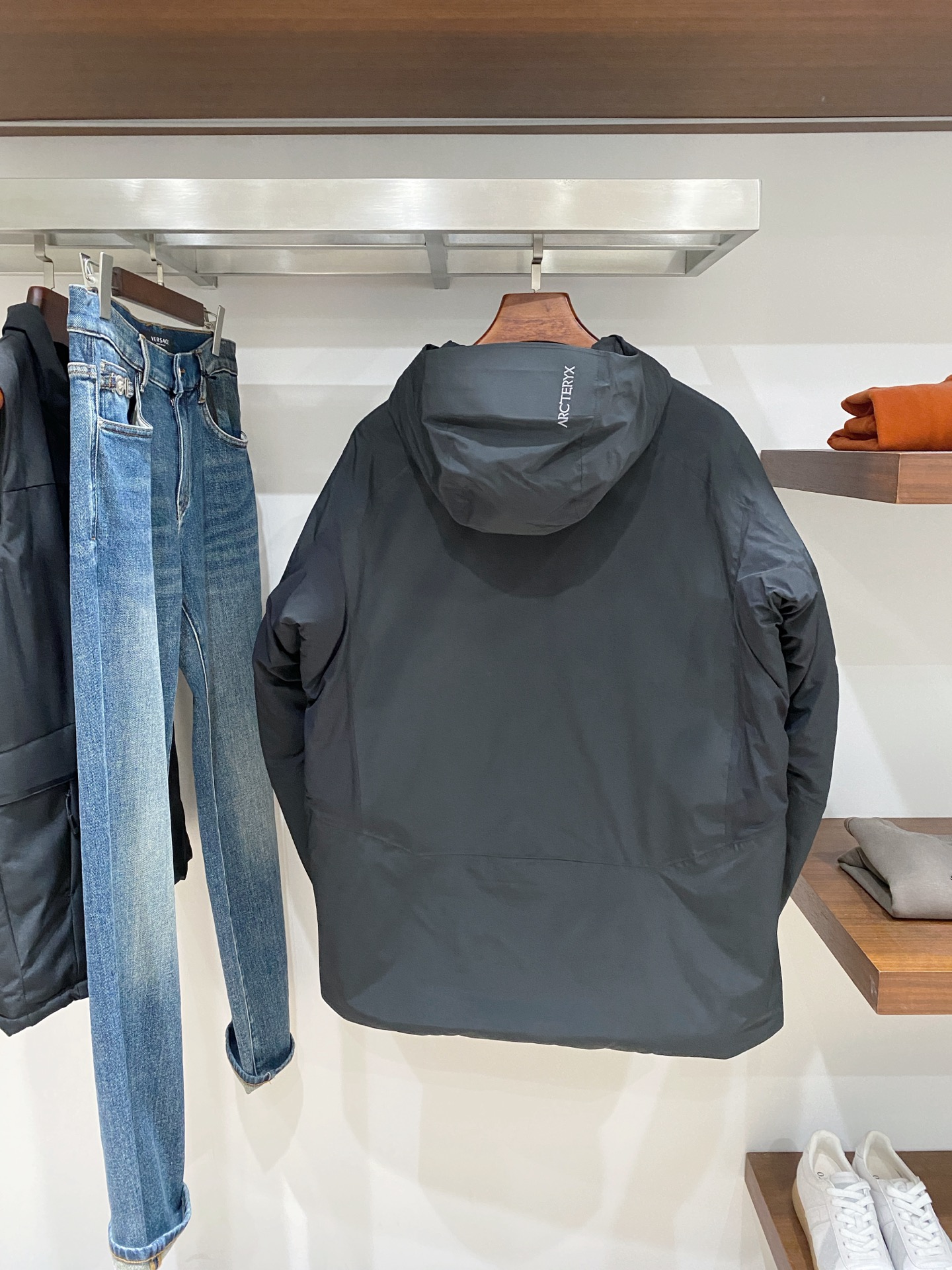 始祖鸟、2025最新款男士羽绒服、面料柔软舒适 ．上身版型超赞 ．拉链．辅料都是客供 、进口面料，轻便舒