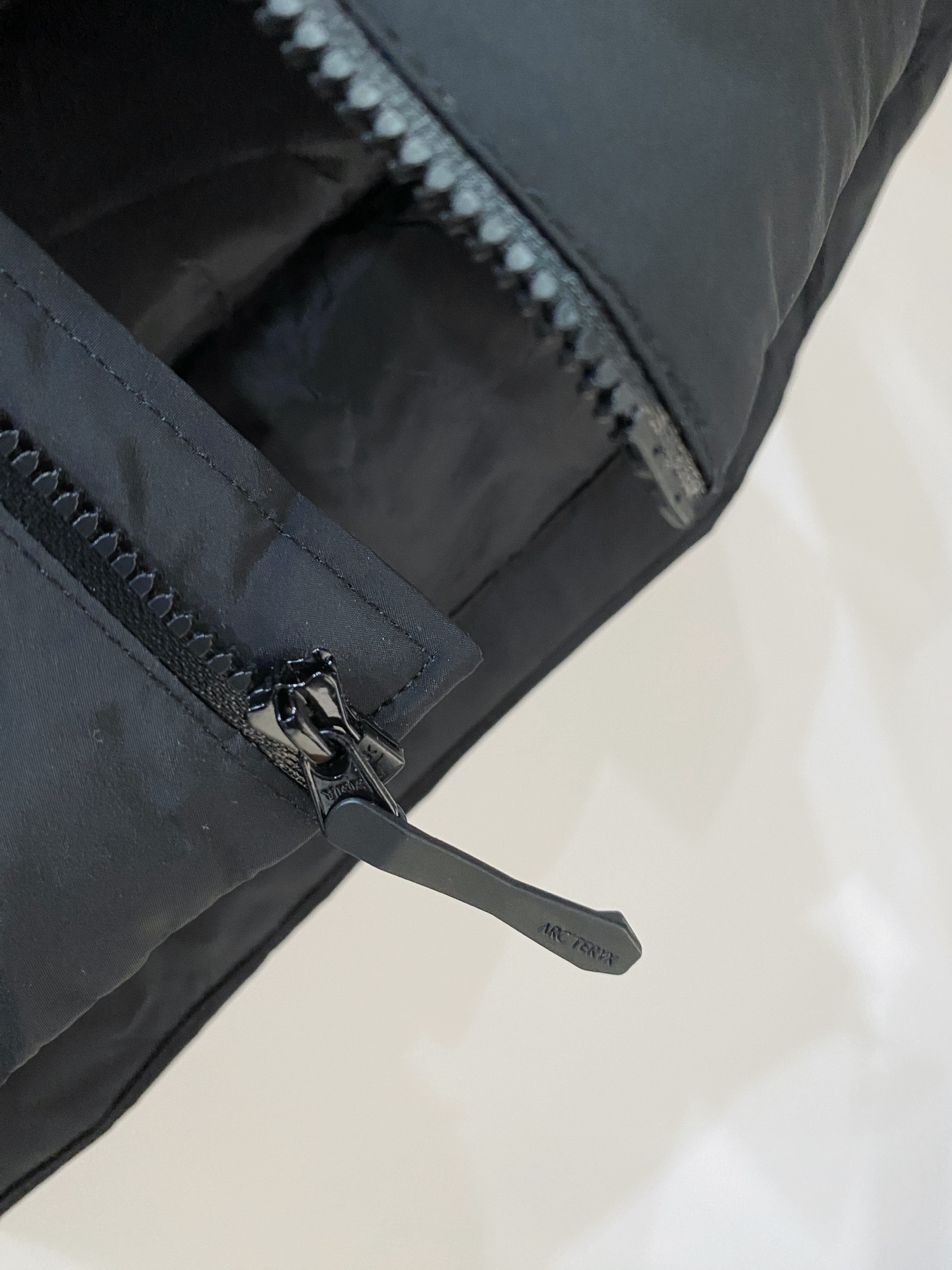 始祖鸟、2025最新款男士羽绒服、面料柔软舒适 ．上身版型超赞 ．拉链．辅料都是客供 、进口面料，轻便舒