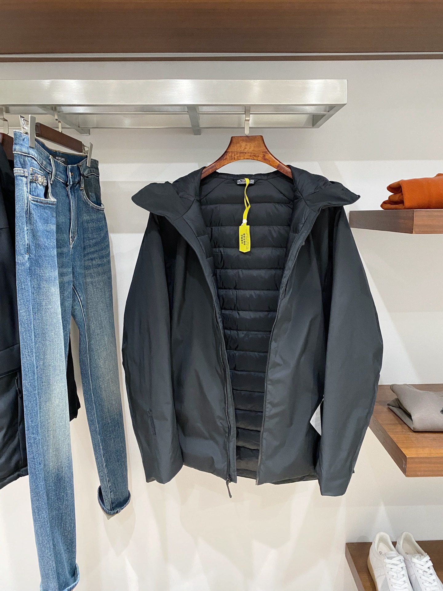 始祖鸟、2025最新款男士羽绒服、面料柔软舒适 ．上身版型超赞 ．拉链．辅料都是客供 、进口面料，轻便舒