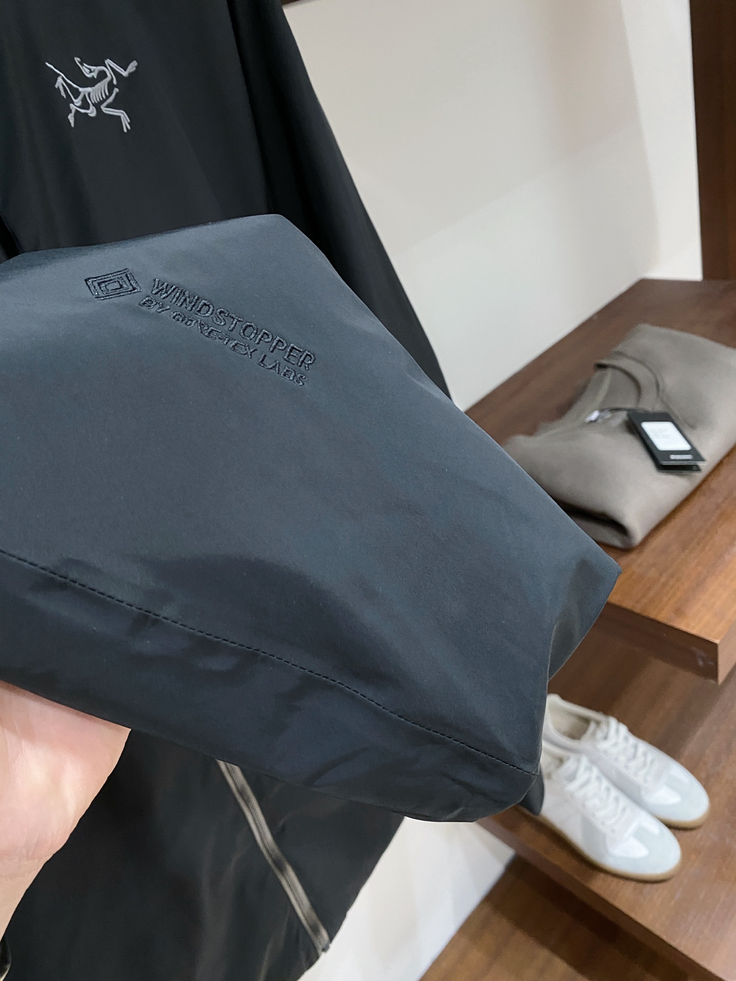 始祖鸟、2025最新款男士羽绒服、面料柔软舒适 ．上身版型超赞 ．拉链．辅料都是客供 、进口面料，轻便舒