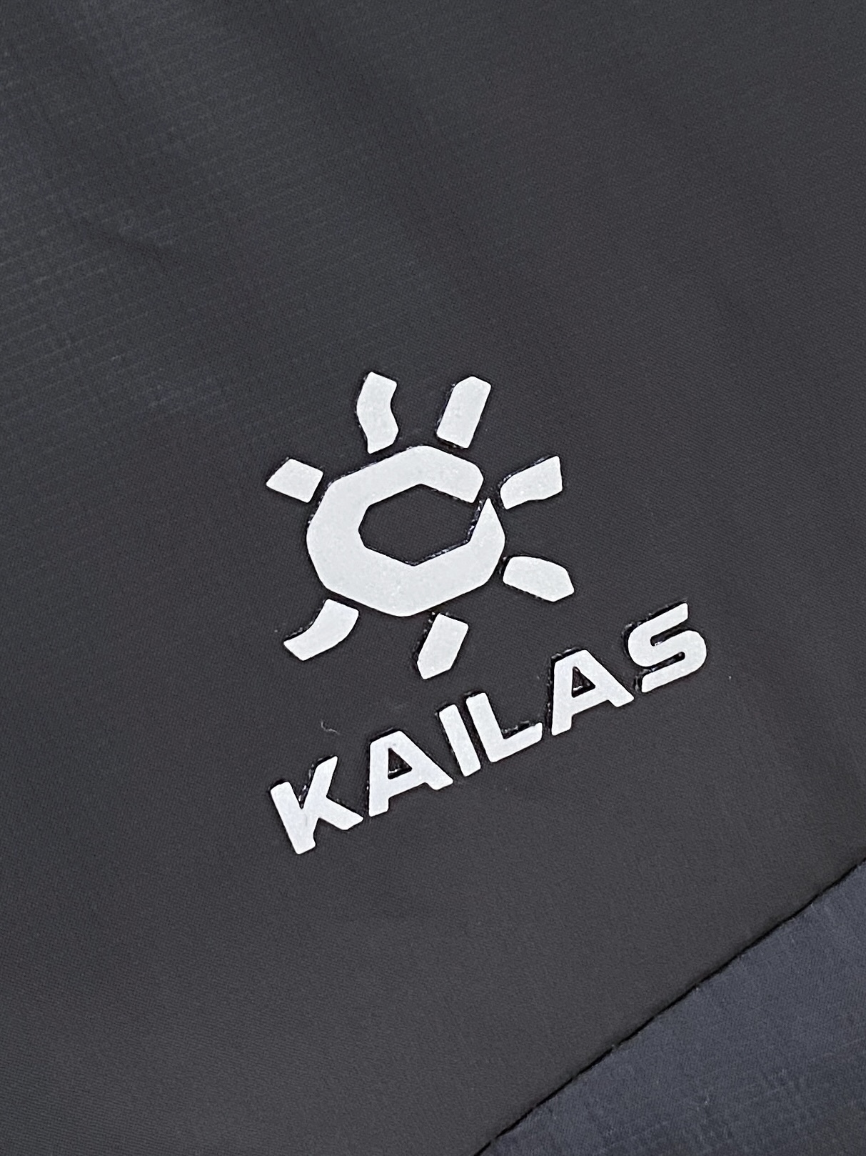 支持年后退换！KAILAS 时尚潮牌、2025最新款男士羽绒服、面料柔软舒适 ．上身版型超赞 ．拉链．辅