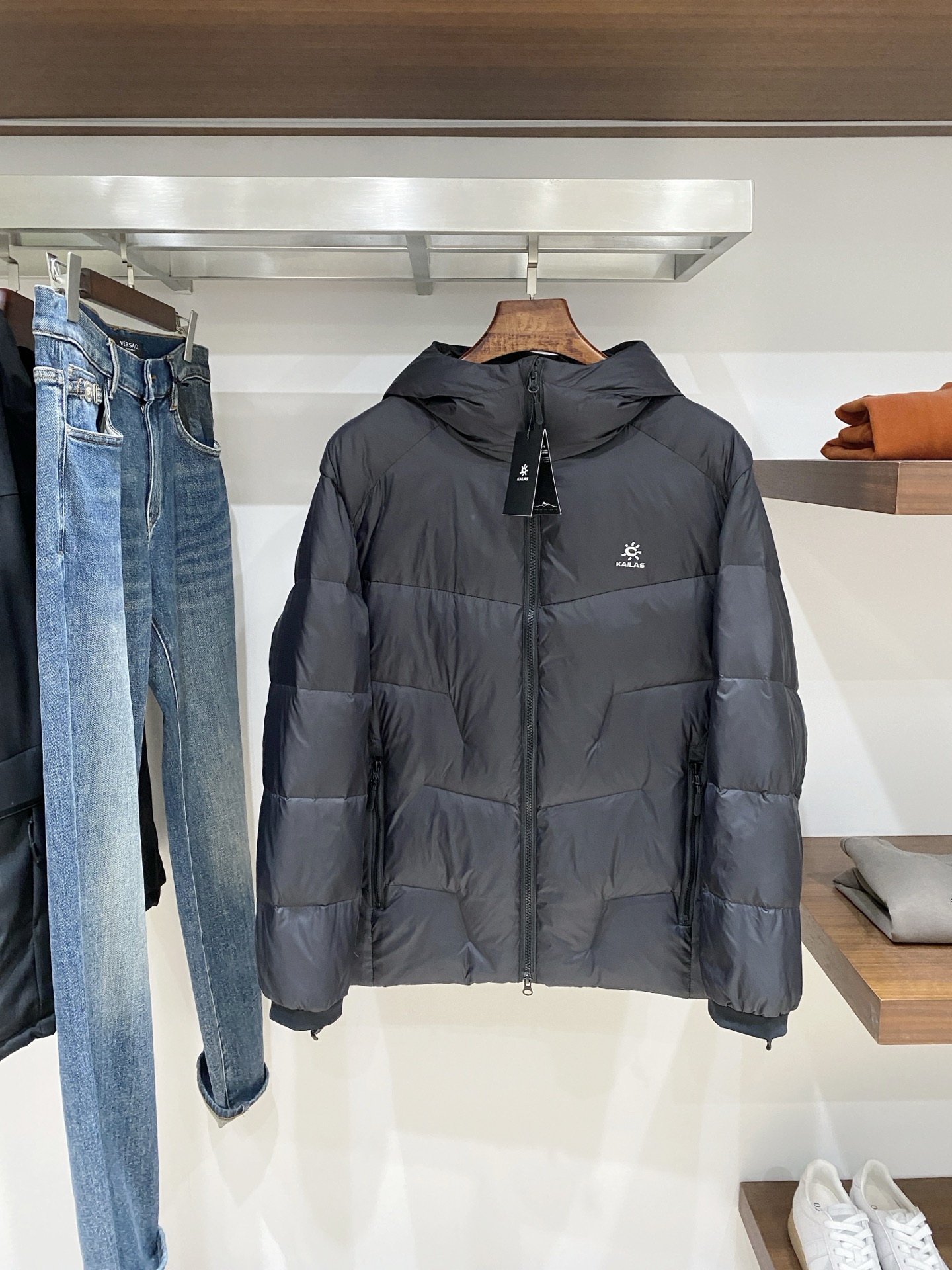 支持年后退换！KAILAS 时尚潮牌、2025最新款男士羽绒服、面料柔软舒适 ．上身版型超赞 ．拉链．辅