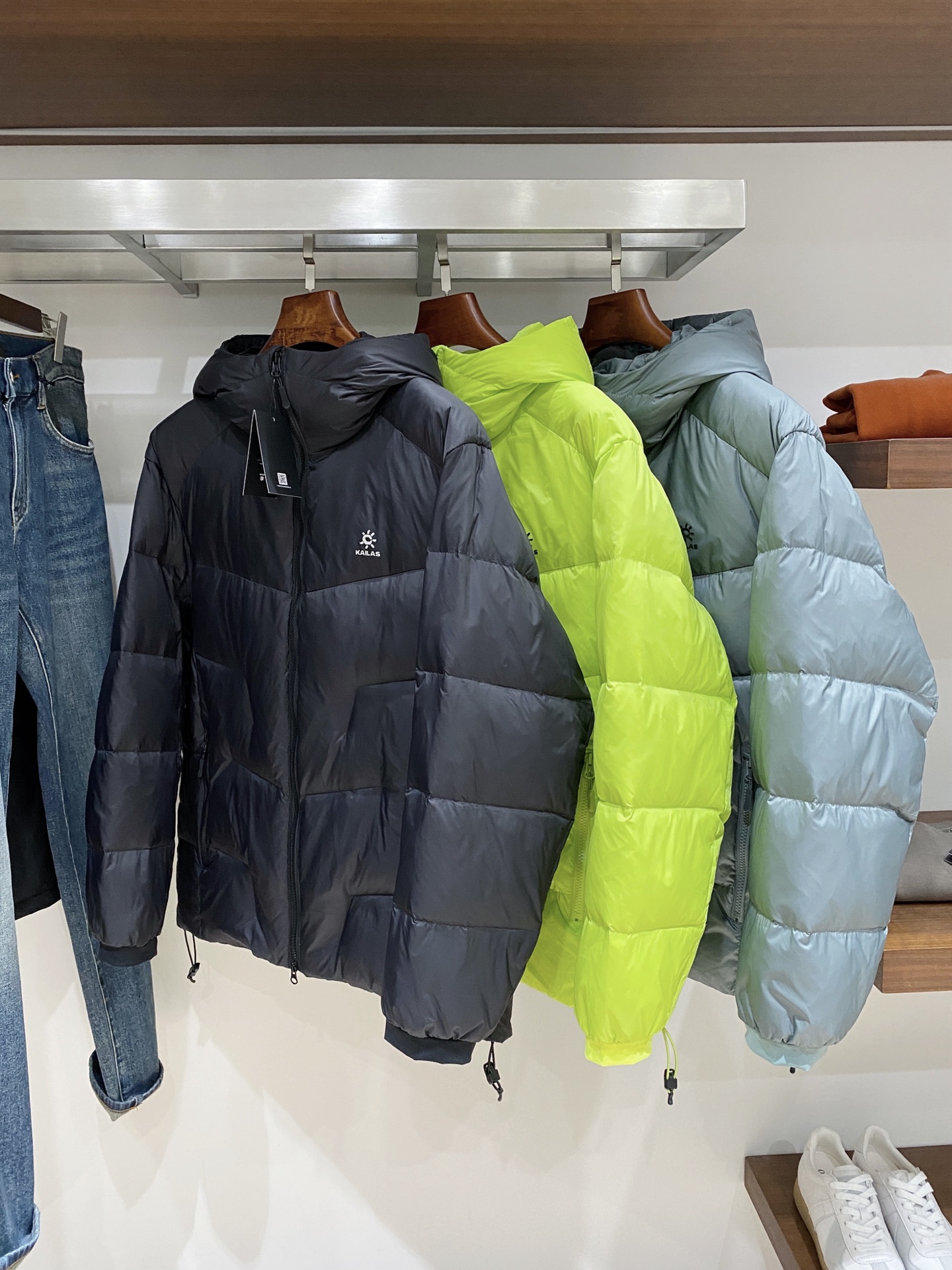 支持年后退换！KAILAS 时尚潮牌、2025最新款男士羽绒服、面料柔软舒适 ．上身版型超赞 ．拉链．辅
