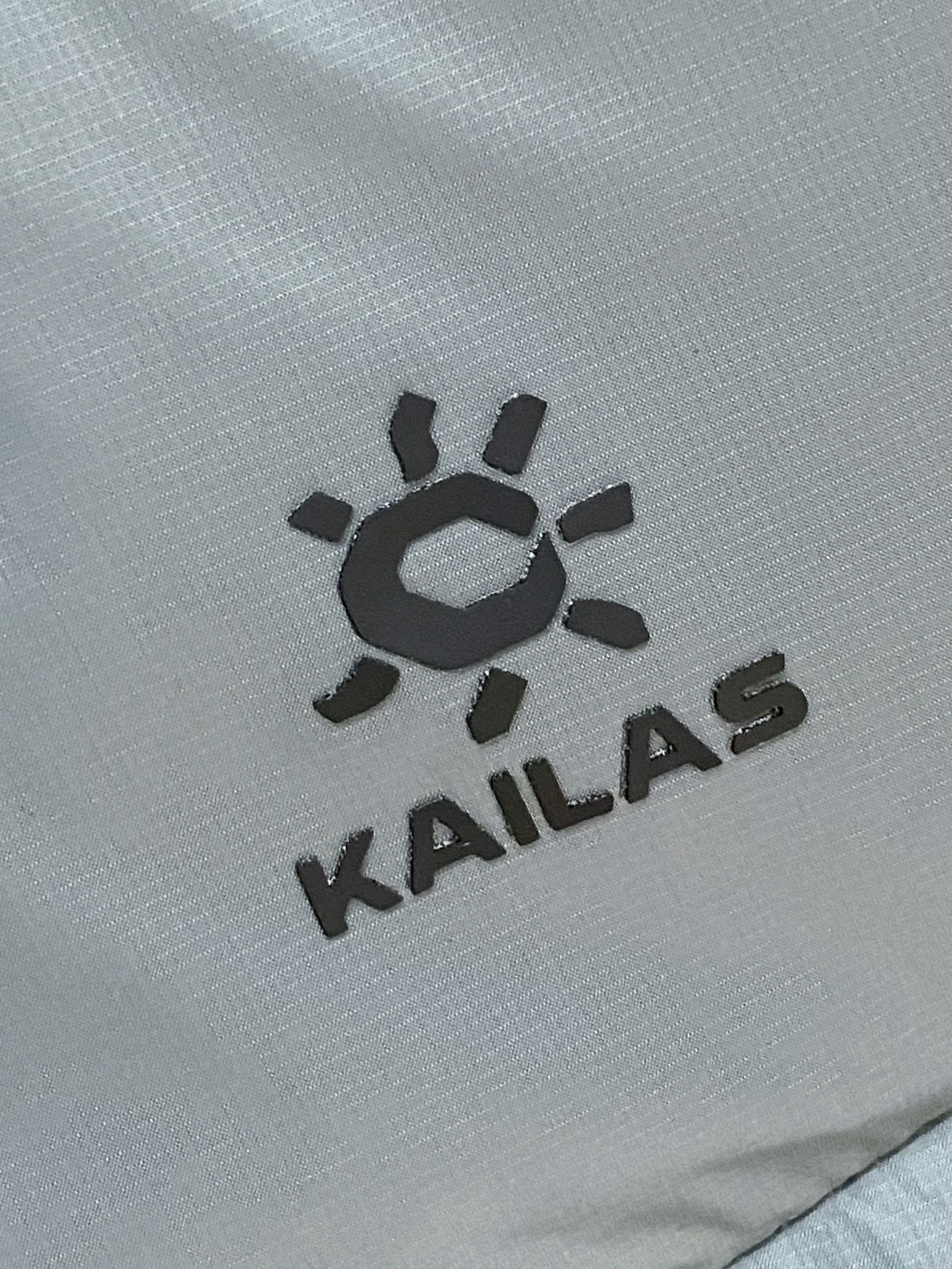 支持年后退换！KAILAS 时尚潮牌、2025最新款男士羽绒服、面料柔软舒适 ．上身版型超赞 ．拉链．辅