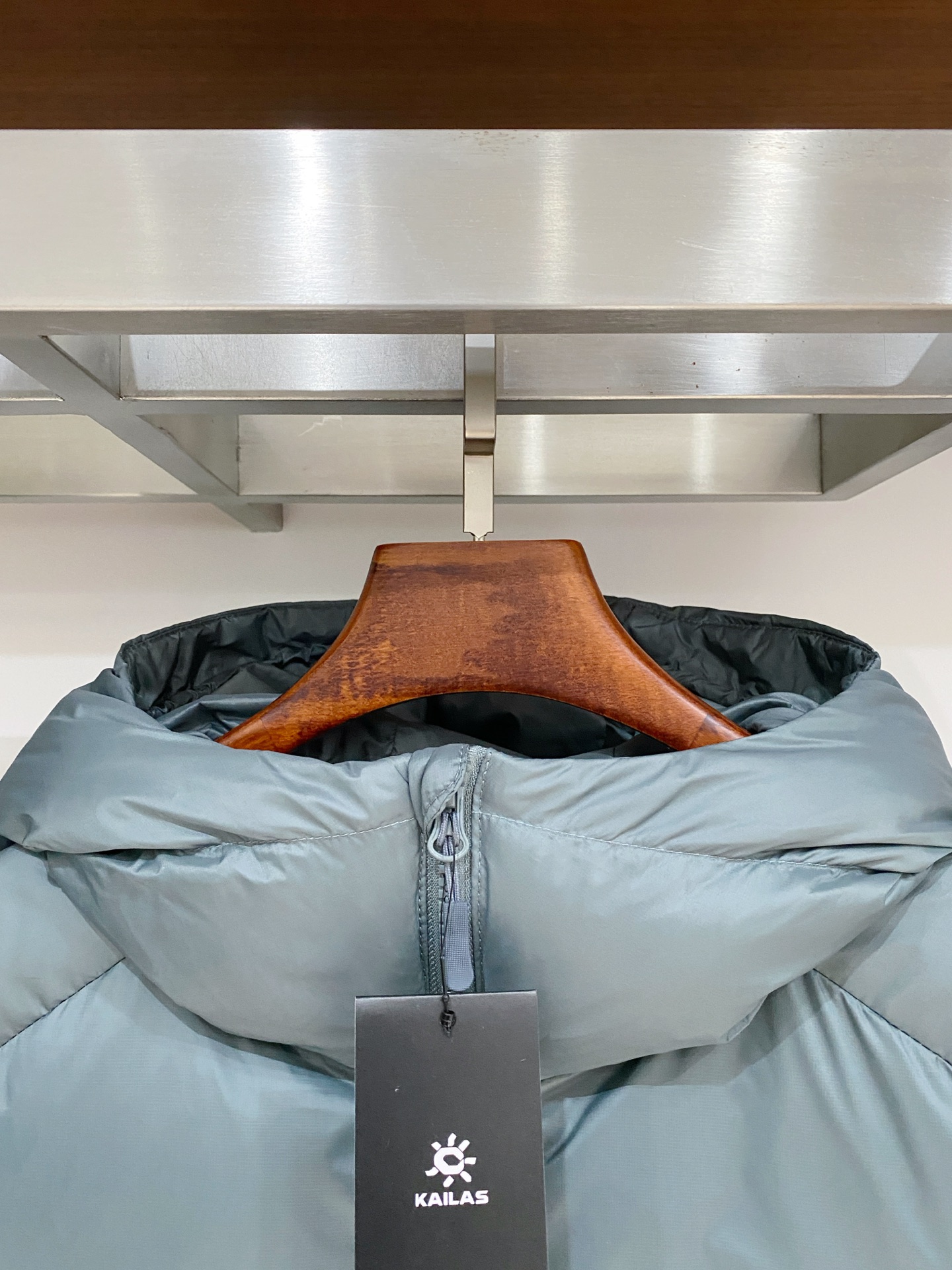 支持年后退换！KAILAS 时尚潮牌、2025最新款男士羽绒服、面料柔软舒适 ．上身版型超赞 ．拉链．辅