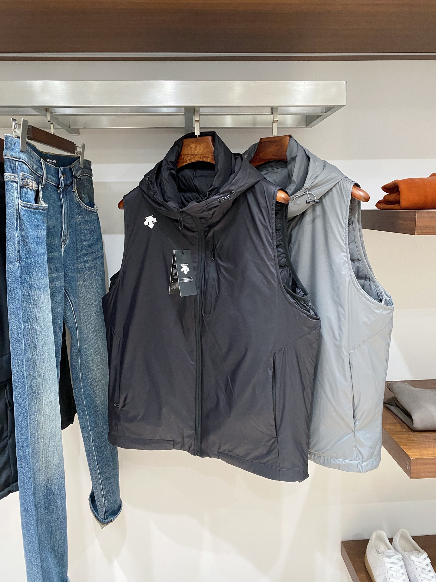 支持年后退换！DESCENTE迪桑特、2025最新款男士羽绒马甲、面料柔软舒适 ．上身版型超赞 ．拉链．