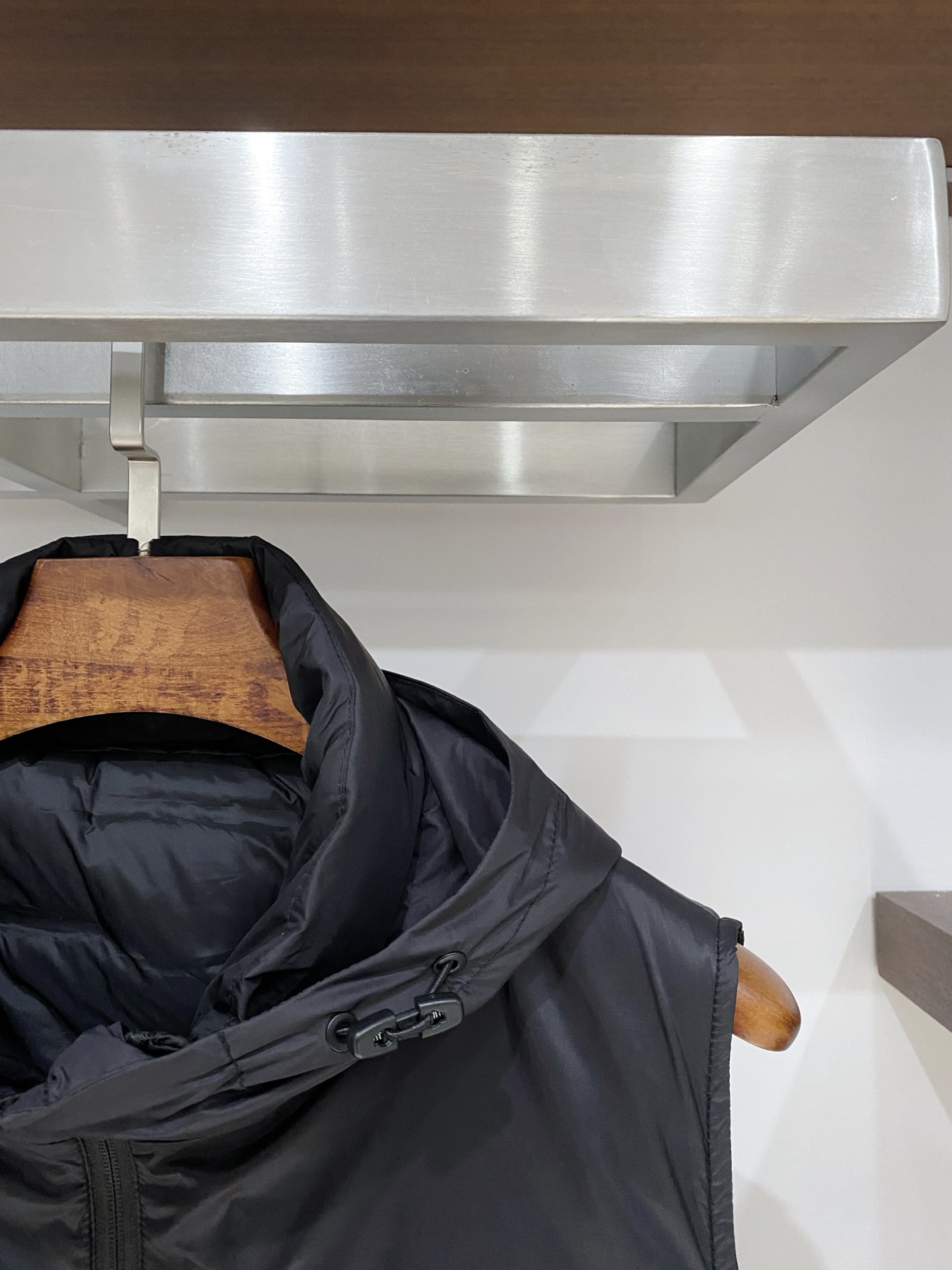 支持年后退换！DESCENTE迪桑特、2025最新款男士羽绒马甲、面料柔软舒适 ．上身版型超赞 ．拉链．