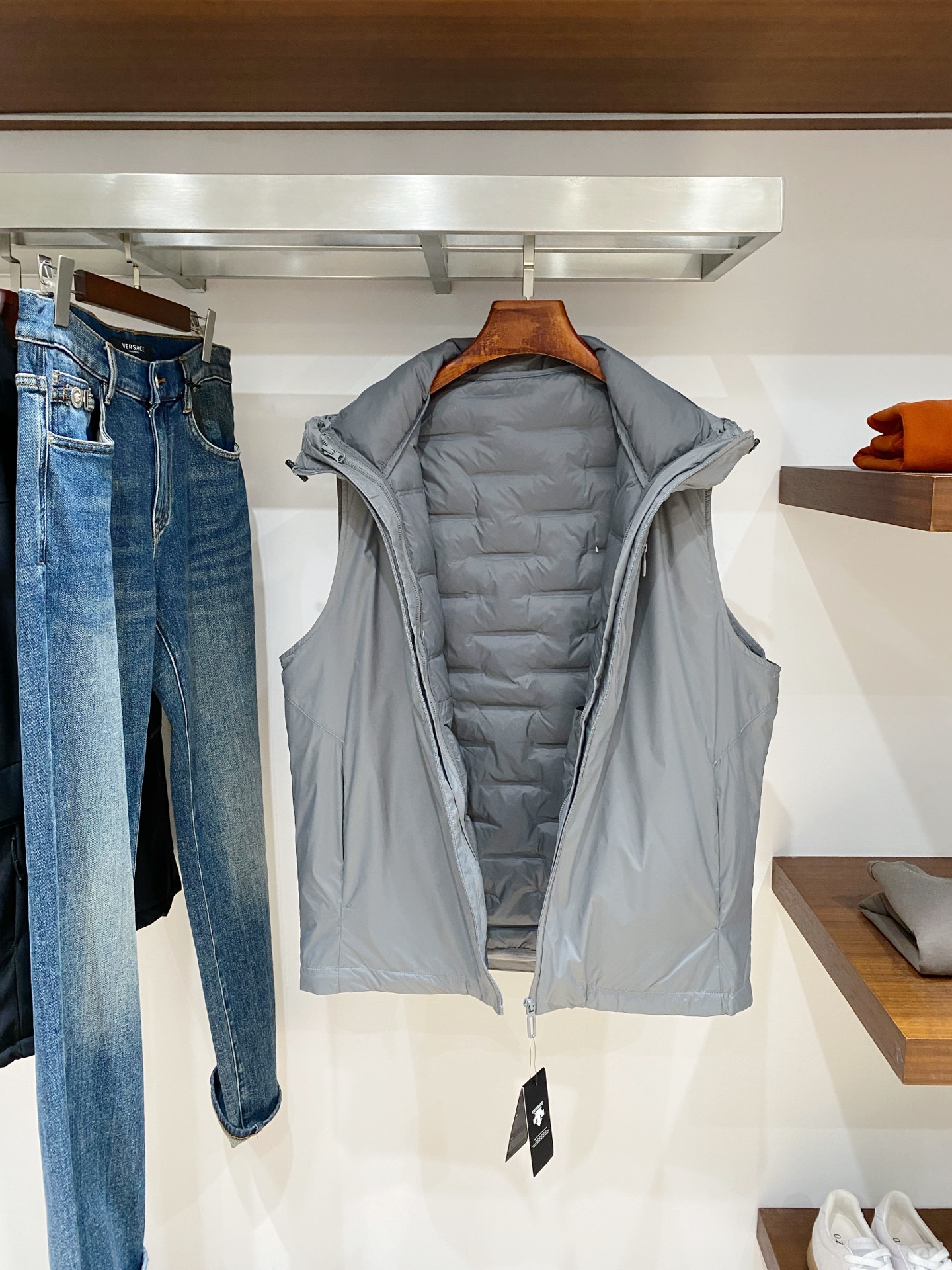 支持年后退换！DESCENTE迪桑特、2025最新款男士羽绒马甲、面料柔软舒适 ．上身版型超赞 ．拉链．