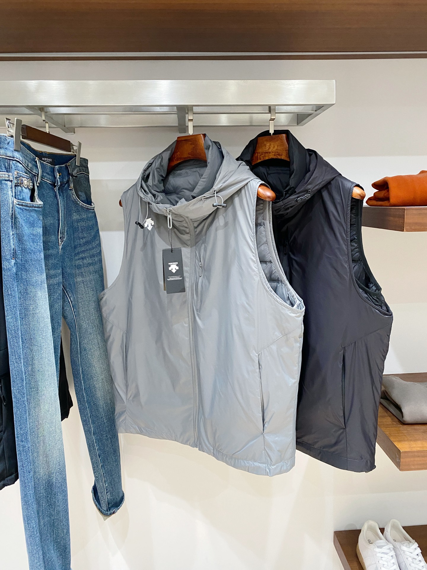 支持年后退换！DESCENTE迪桑特、2025最新款男士羽绒马甲、面料柔软舒适 ．上身版型超赞 ．拉链．