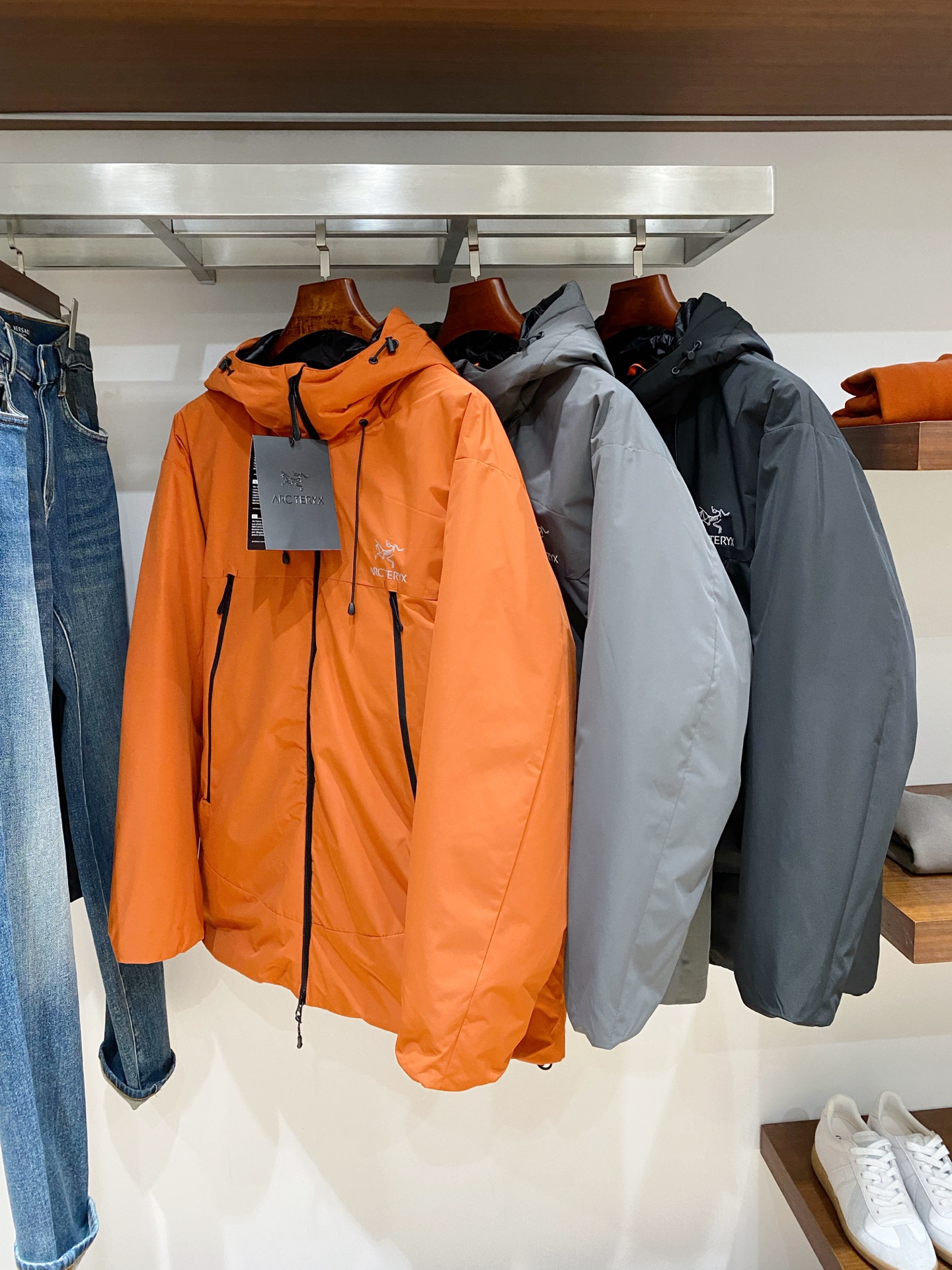 支持年后退换！始祖鸟、2025最新款男士轻薄羽绒服、面料柔软舒适 ．上身版型超赞 ．拉链．辅料都是客供 