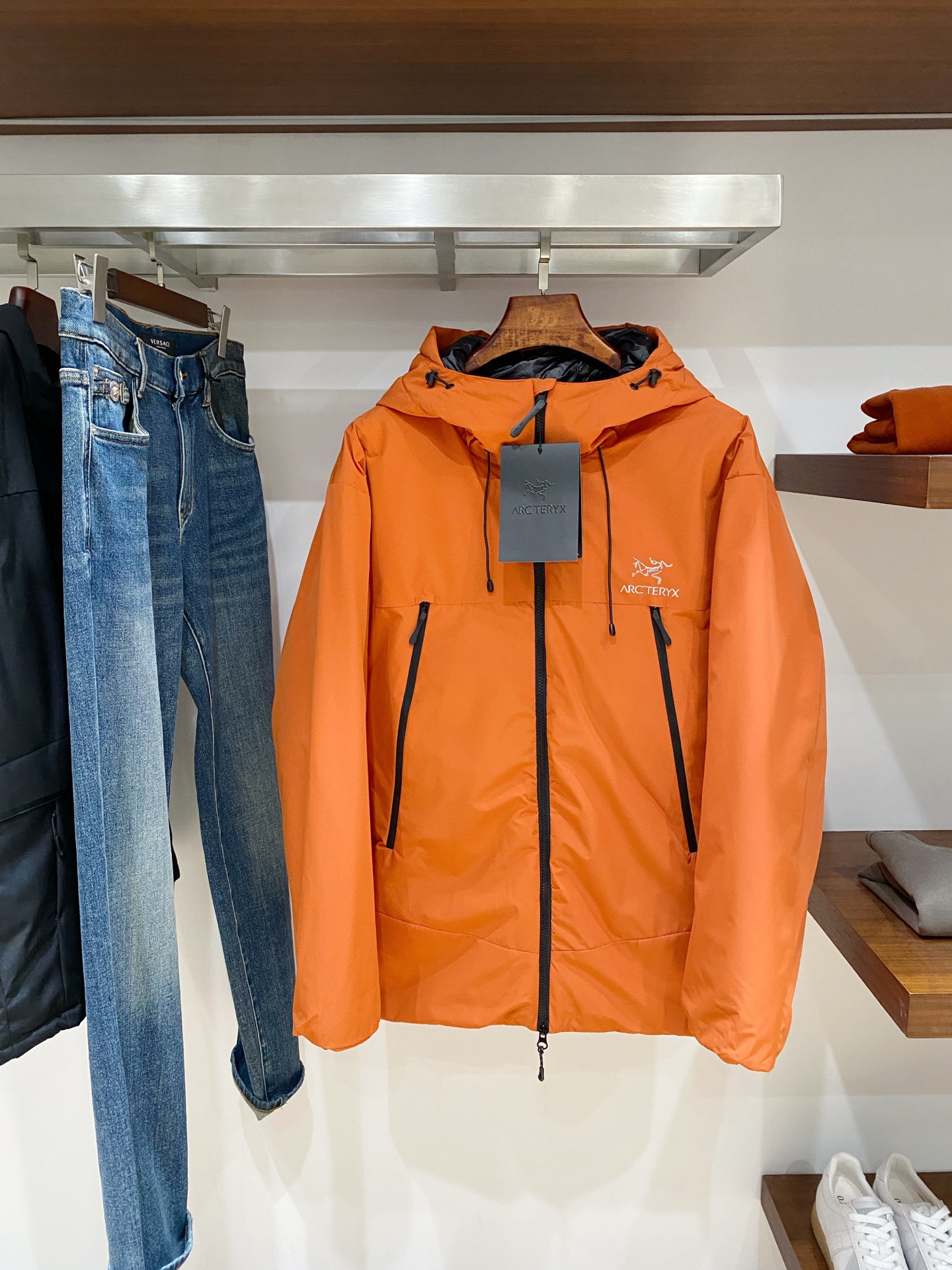 支持年后退换！始祖鸟、2025最新款男士轻薄羽绒服、面料柔软舒适 ．上身版型超赞 ．拉链．辅料都是客供 