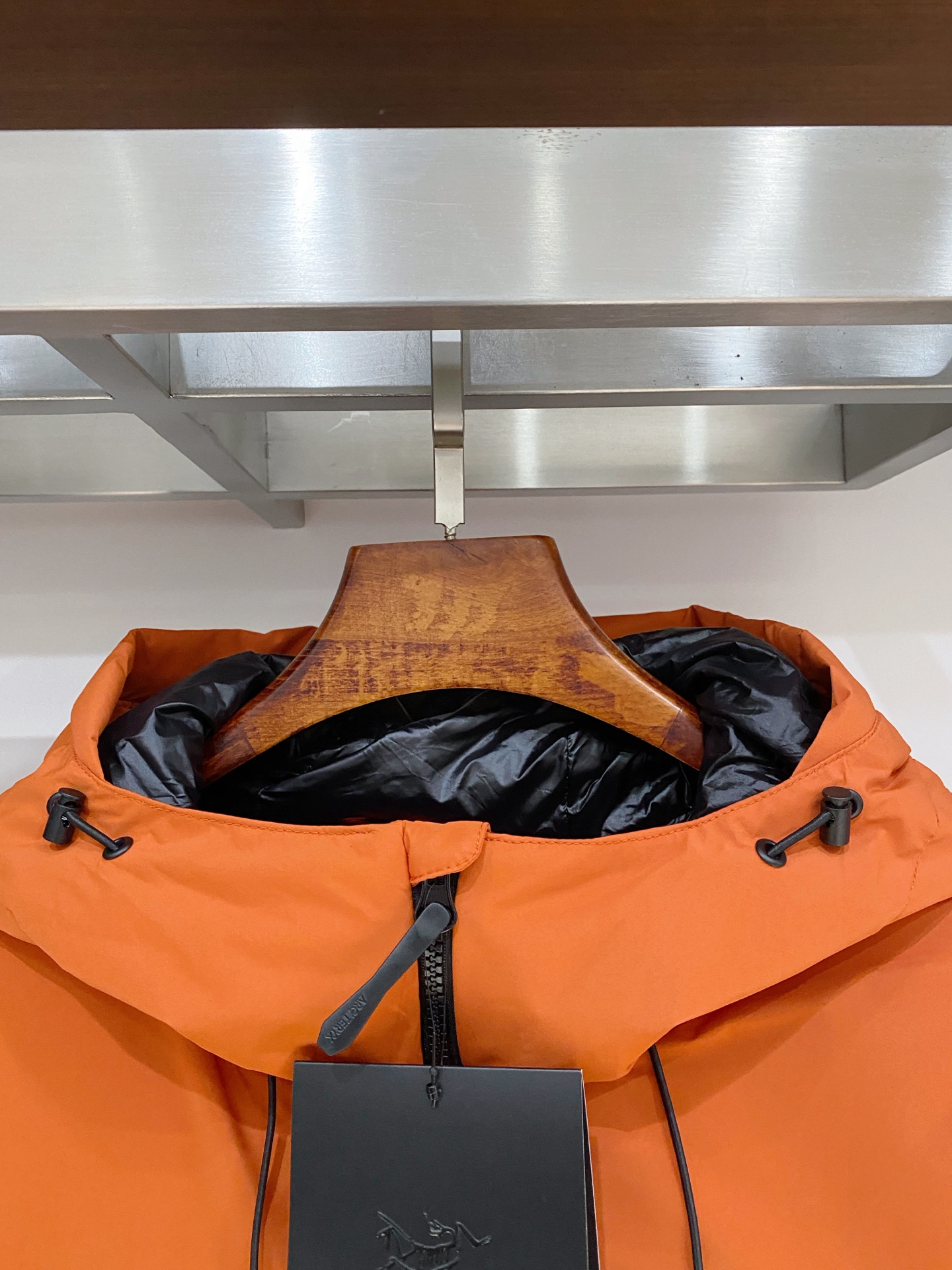 支持年后退换！始祖鸟、2025最新款男士轻薄羽绒服、面料柔软舒适 ．上身版型超赞 ．拉链．辅料都是客供 