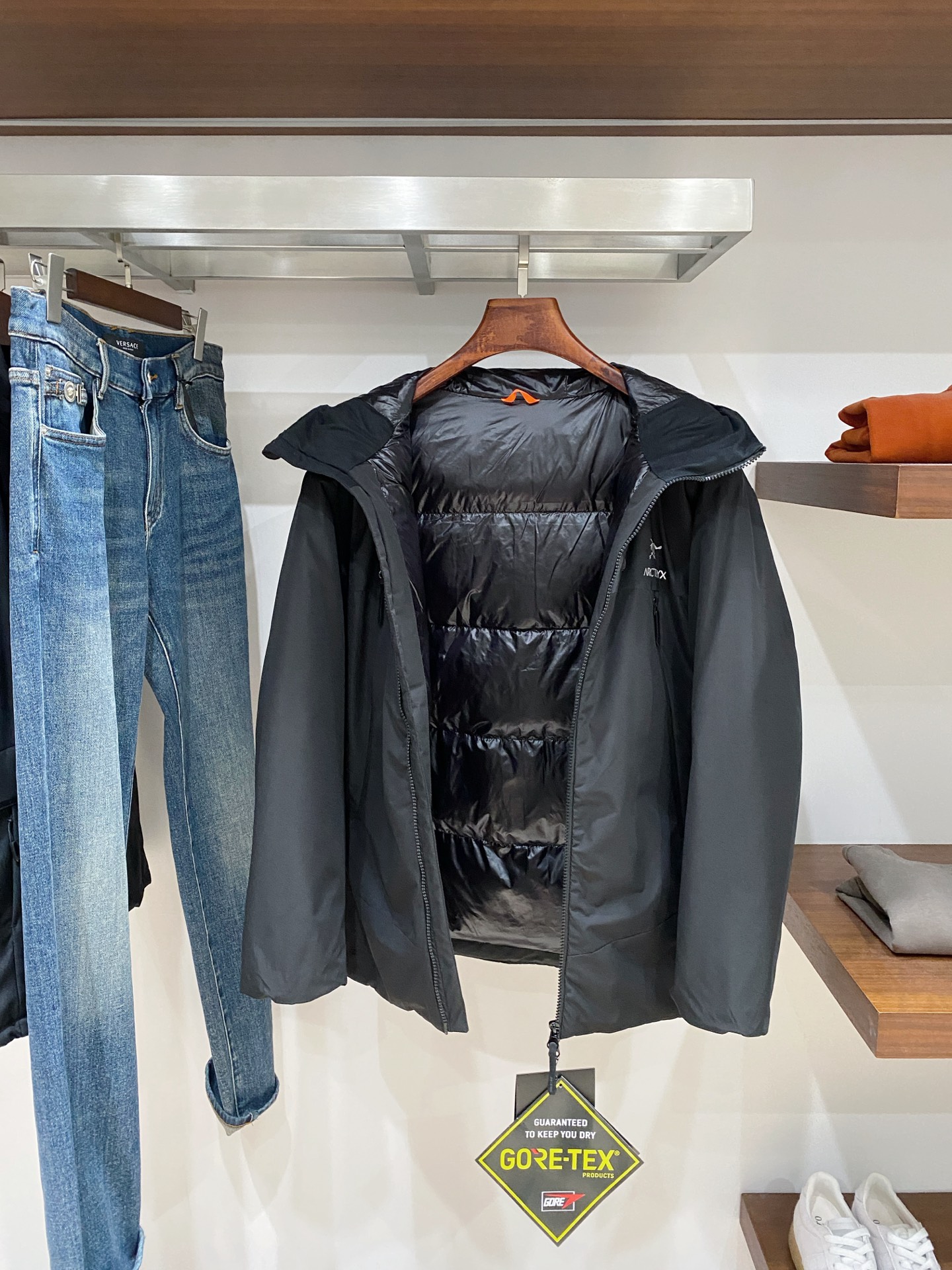 支持年后退换！始祖鸟、2025最新款男士轻薄羽绒服、面料柔软舒适 ．上身版型超赞 ．拉链．辅料都是客供 