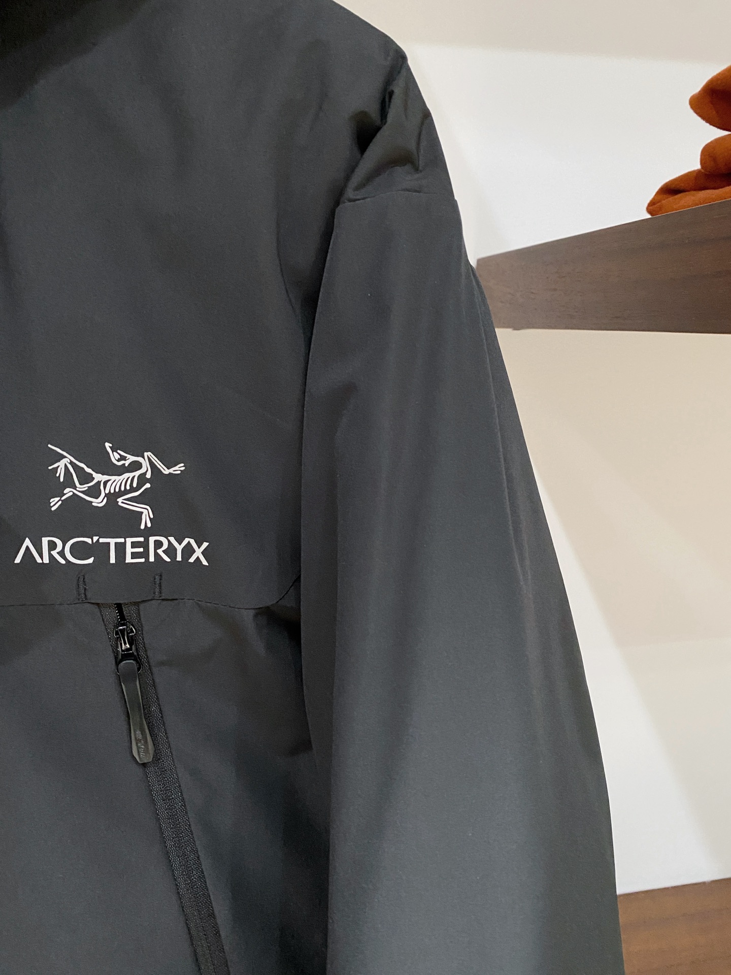 支持年后退换！始祖鸟、2025最新款男士轻薄羽绒服、面料柔软舒适 ．上身版型超赞 ．拉链．辅料都是客供 