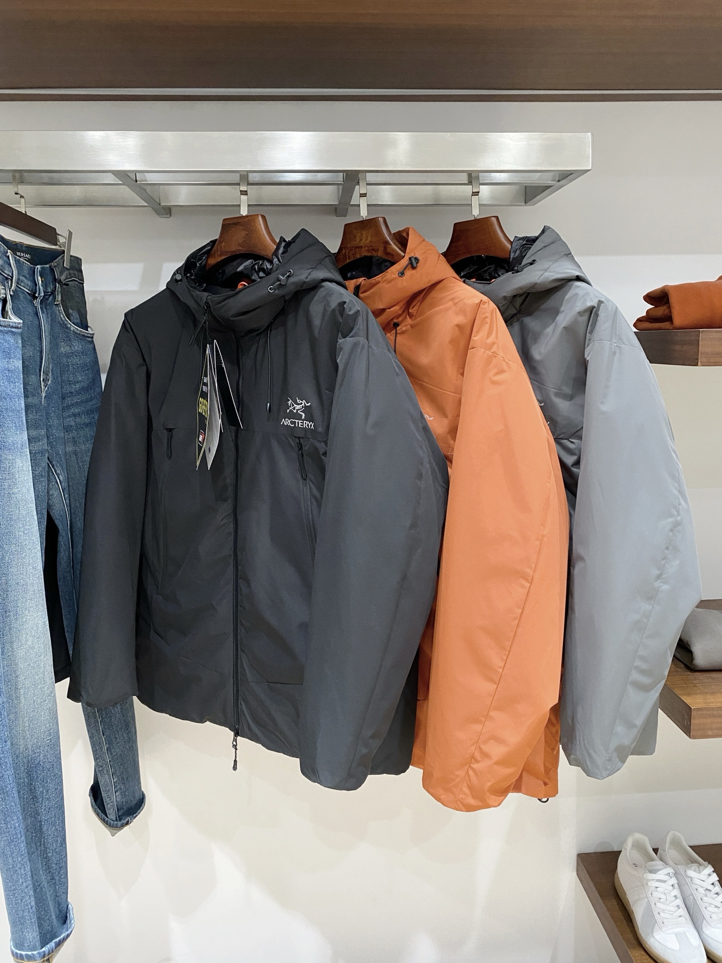 支持年后退换！始祖鸟、2025最新款男士轻薄羽绒服、面料柔软舒适 ．上身版型超赞 ．拉链．辅料都是客供 