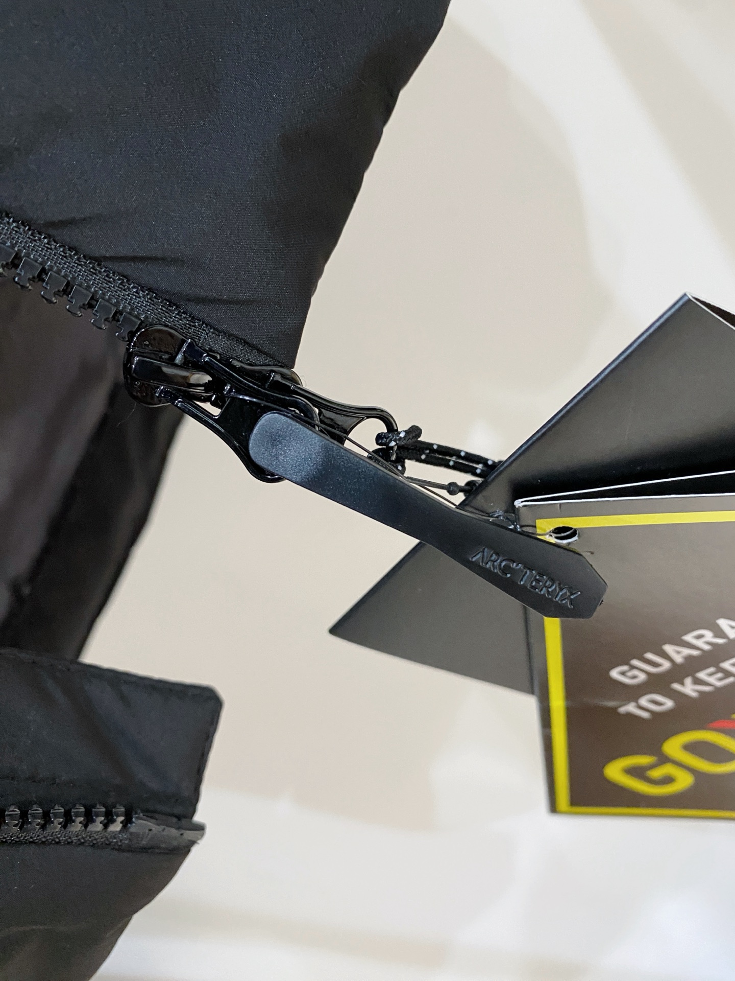 支持年后退换！始祖鸟、2025最新款男士轻薄羽绒服、面料柔软舒适 ．上身版型超赞 ．拉链．辅料都是客供 