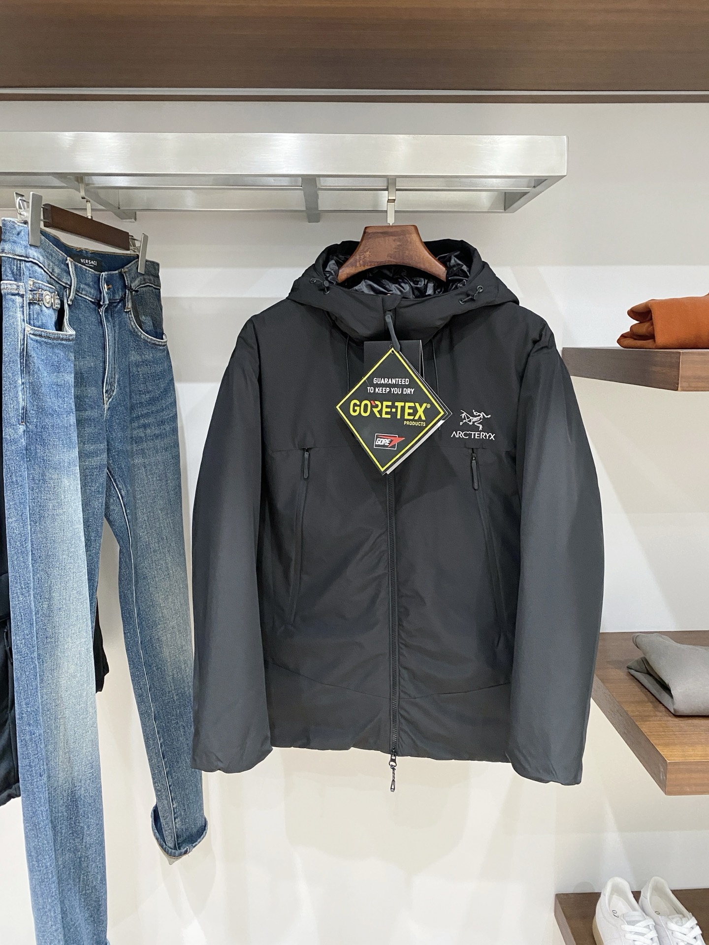 支持年后退换！始祖鸟、2025最新款男士轻薄羽绒服、面料柔软舒适 ．上身版型超赞 ．拉链．辅料都是客供 