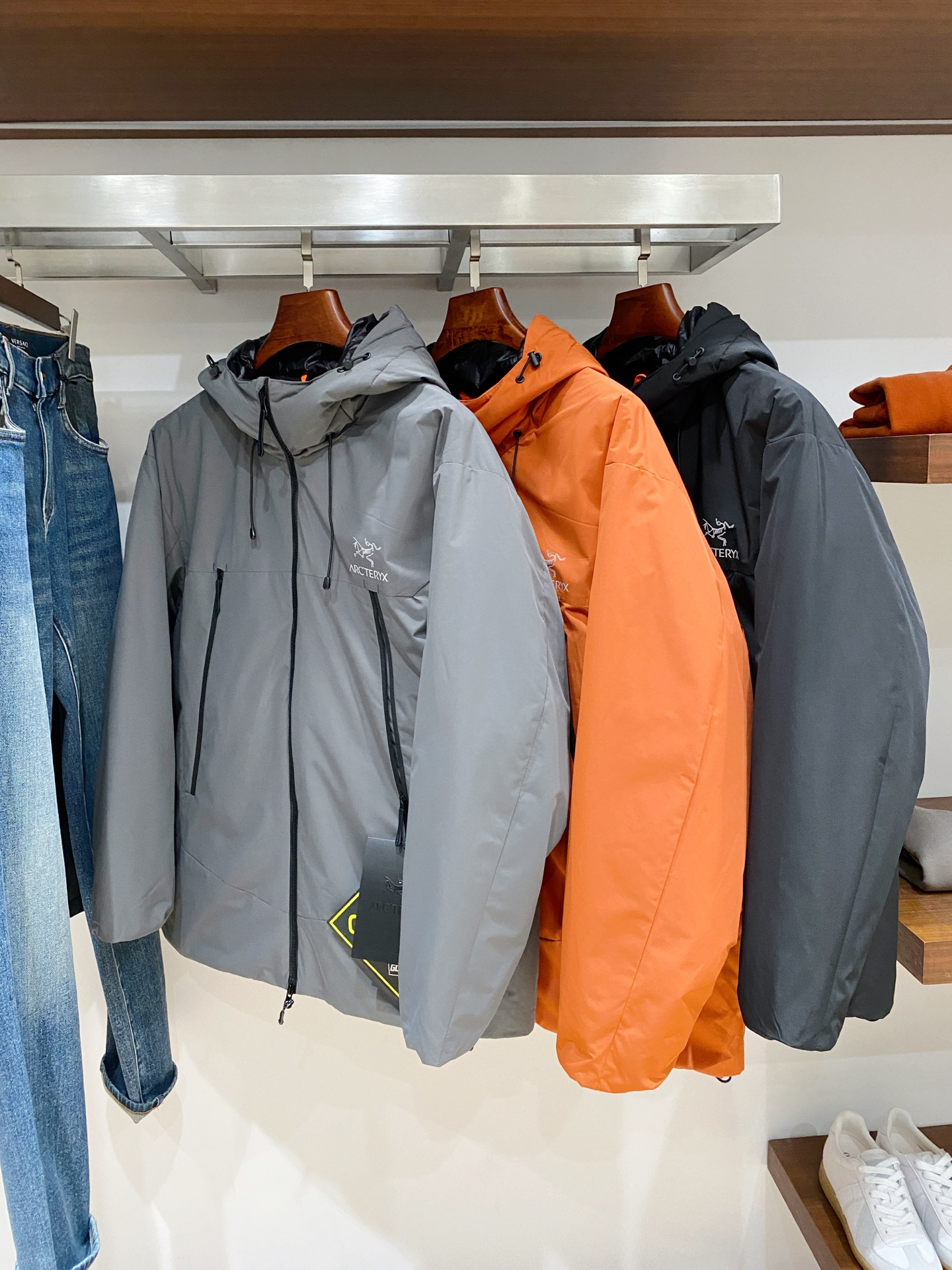 始祖鸟、2025最新款男士轻薄羽绒服、面料柔软舒适 ．上身版型超赞 ．拉链．辅料都是客供 、进口面料，轻