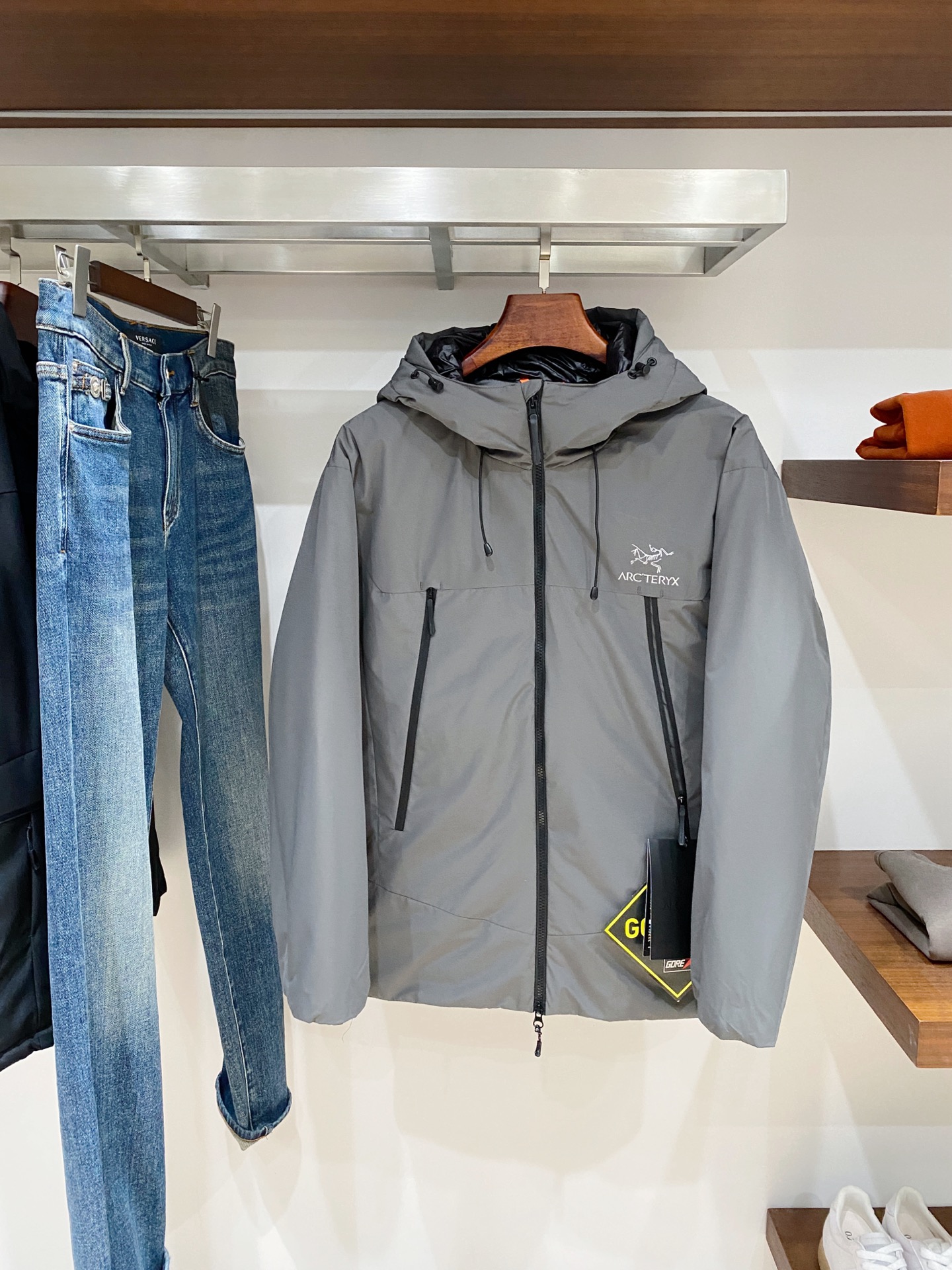 始祖鸟、2025最新款男士轻薄羽绒服、面料柔软舒适 ．上身版型超赞 ．拉链．辅料都是客供 、进口面料，轻