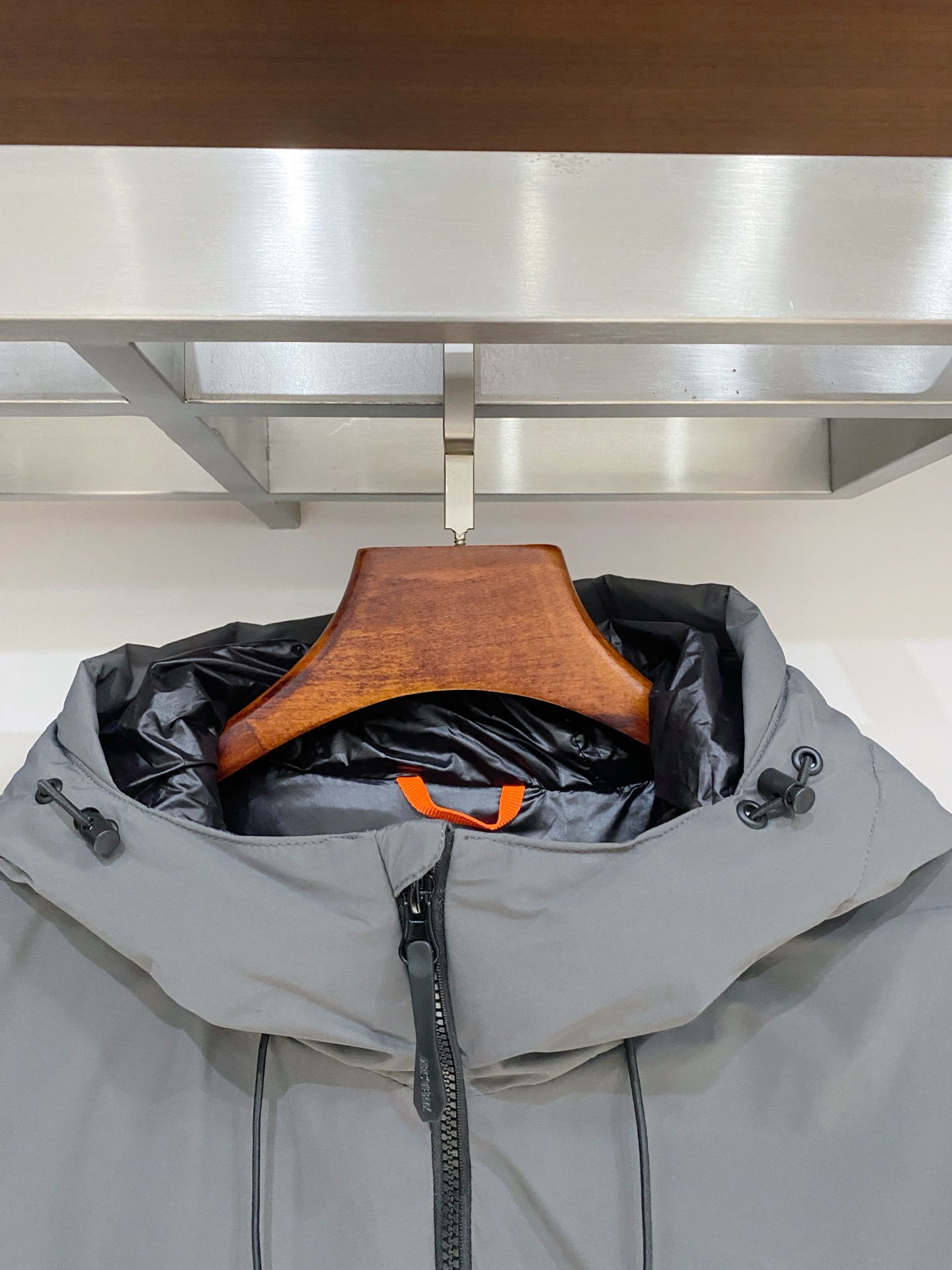 始祖鸟、2025最新款男士轻薄羽绒服、面料柔软舒适 ．上身版型超赞 ．拉链．辅料都是客供 、进口面料，轻