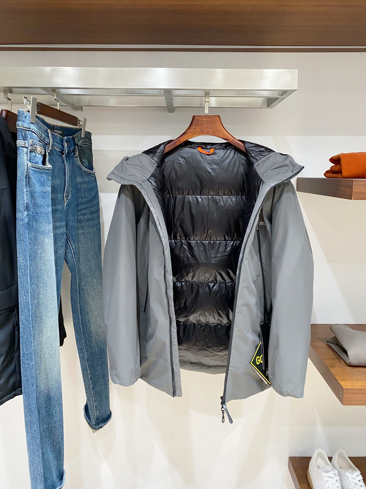 始祖鸟、2025最新款男士轻薄羽绒服、面料柔软舒适 ．上身版型超赞 ．拉链．辅料都是客供 、进口面料，轻