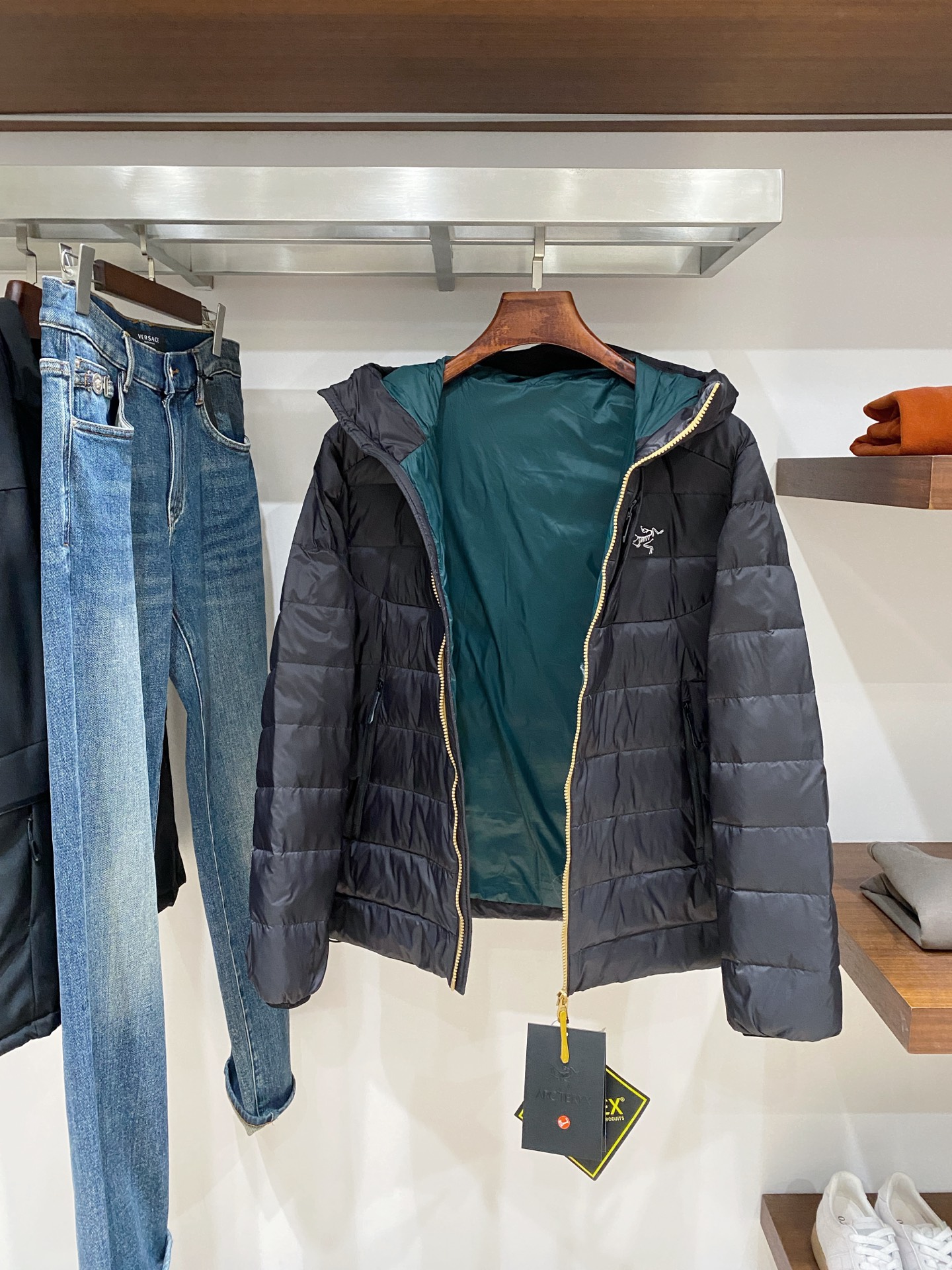 支持年后退换！始祖鸟、2025最新款男士轻薄羽绒服、面料柔软舒适 ．上身版型超赞 ．拉链．辅料都是客供 